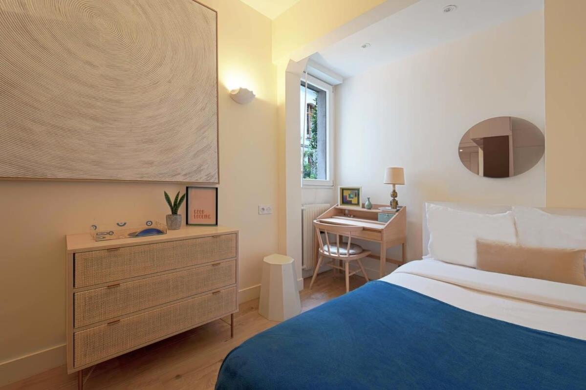 Elegant Avenue Montaigne Apartment