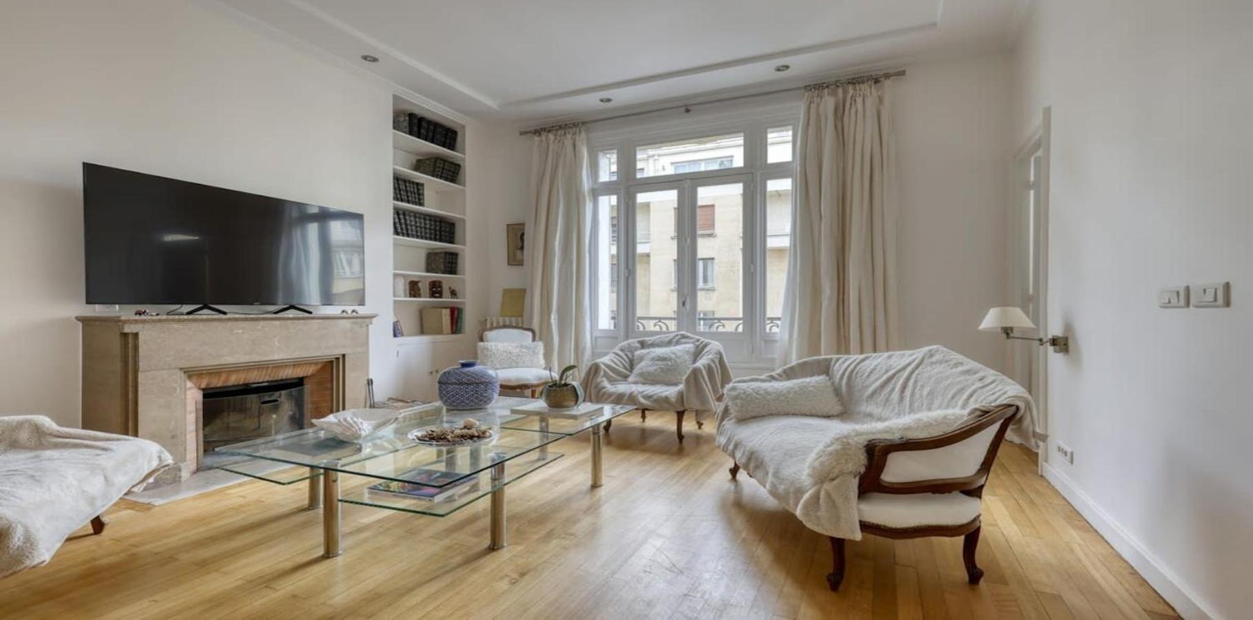 Renovated, Amazing & Huge Flat Of 200 Sqm 16 Apartment *