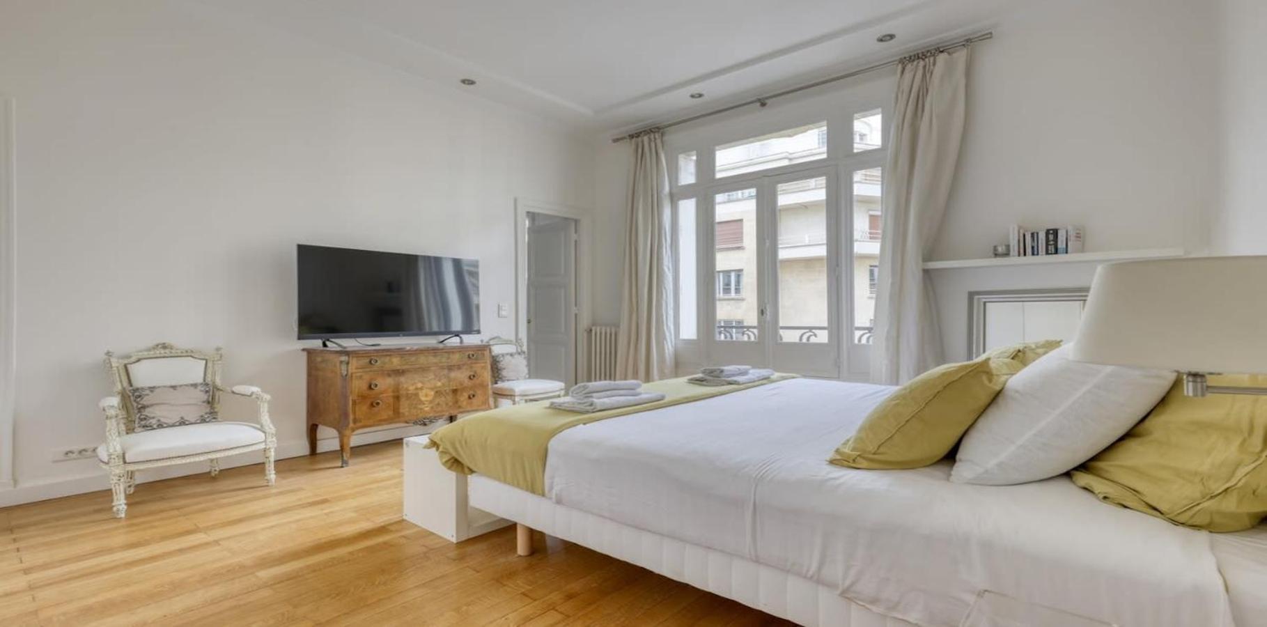 Apartment Renovated, Amazing & Huge Flat Of 200 Sqm 16 *