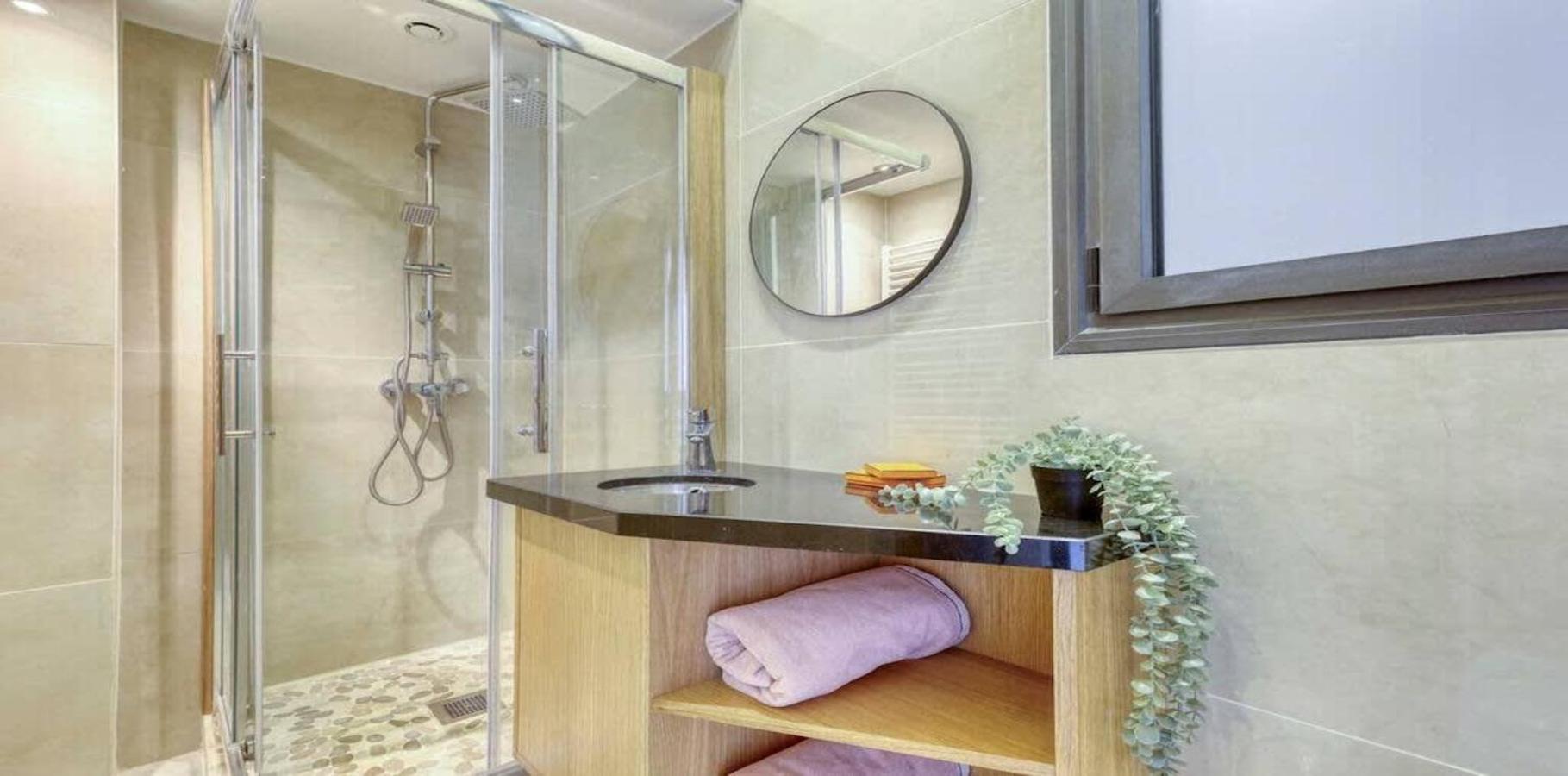 Apartment Renovated, Amazing & Huge Flat Of 200 Sqm 16 *