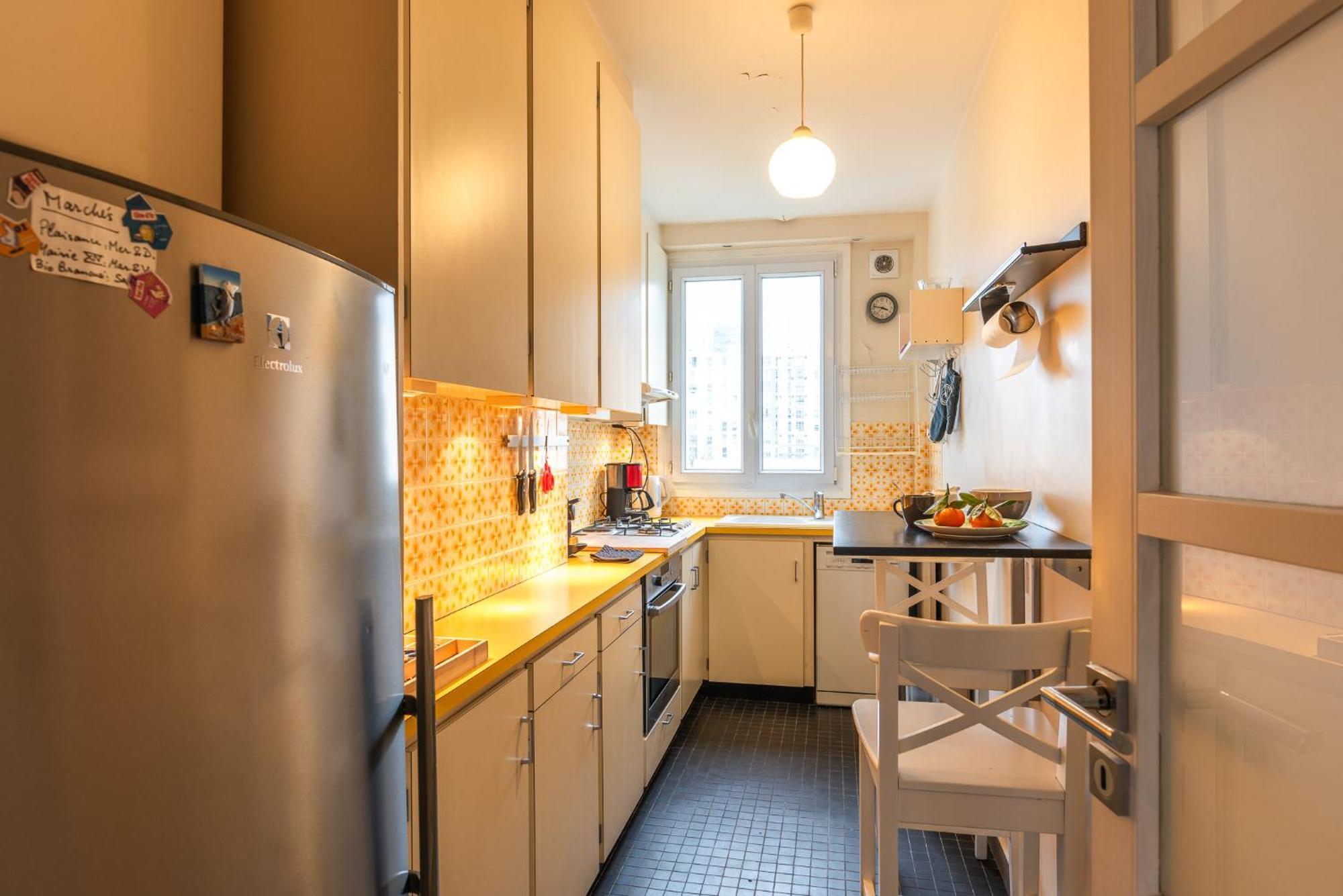 Luxury Flat For 6 People With Balcony - Near Metro Apartment *