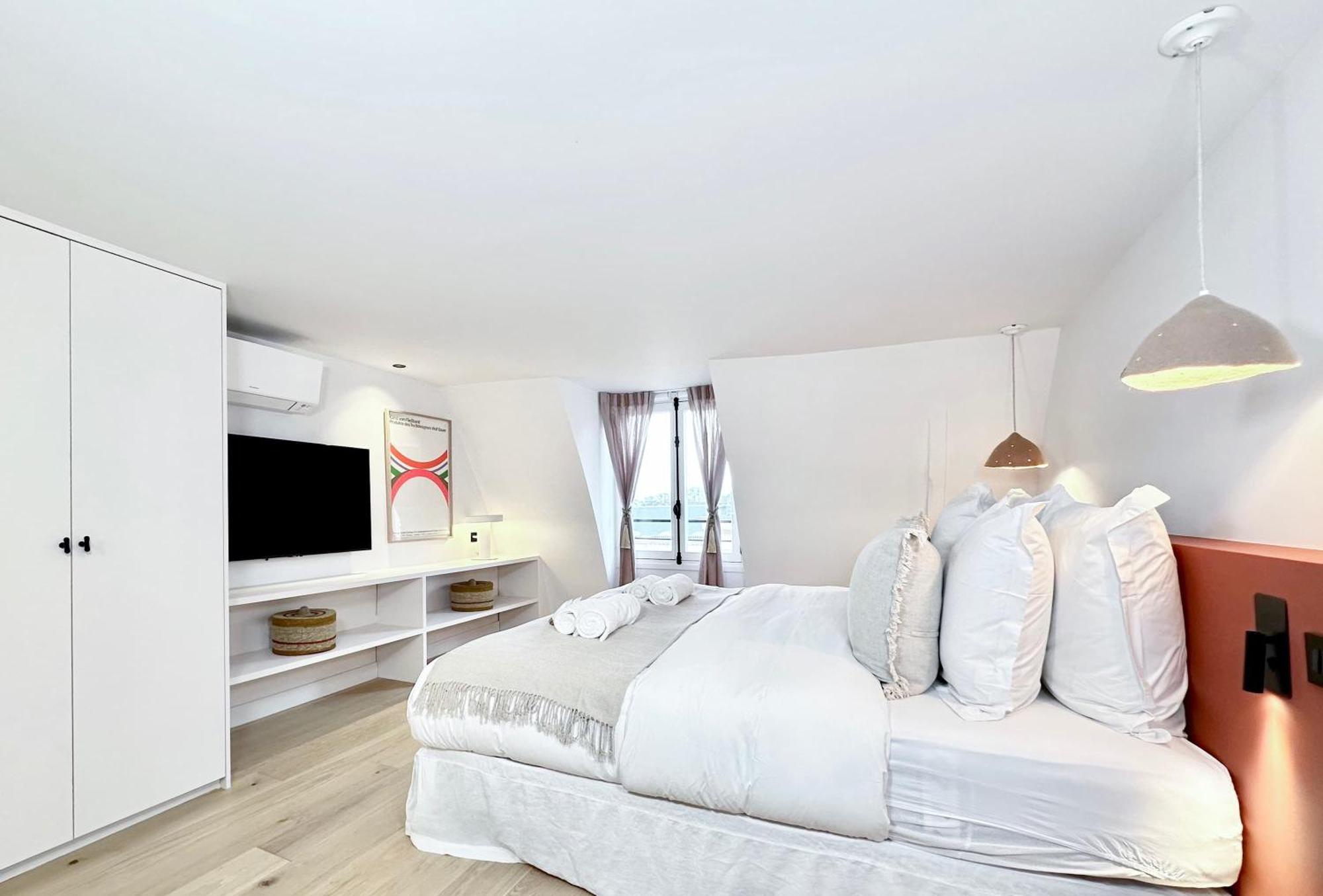 Spacious & Luxurious Apartment