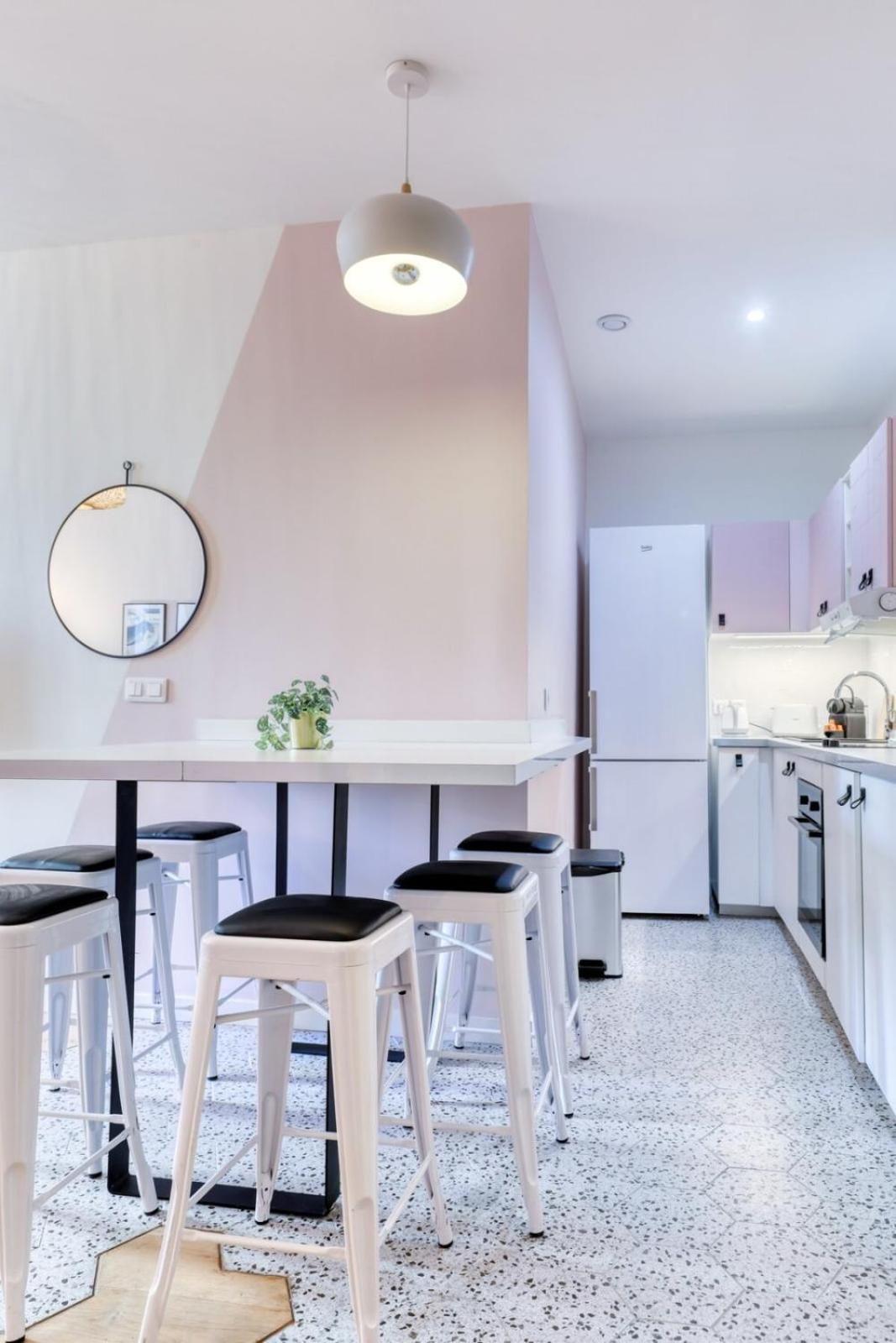 Pink Design 2bdr Flat In The Heart Of Bastille Paris