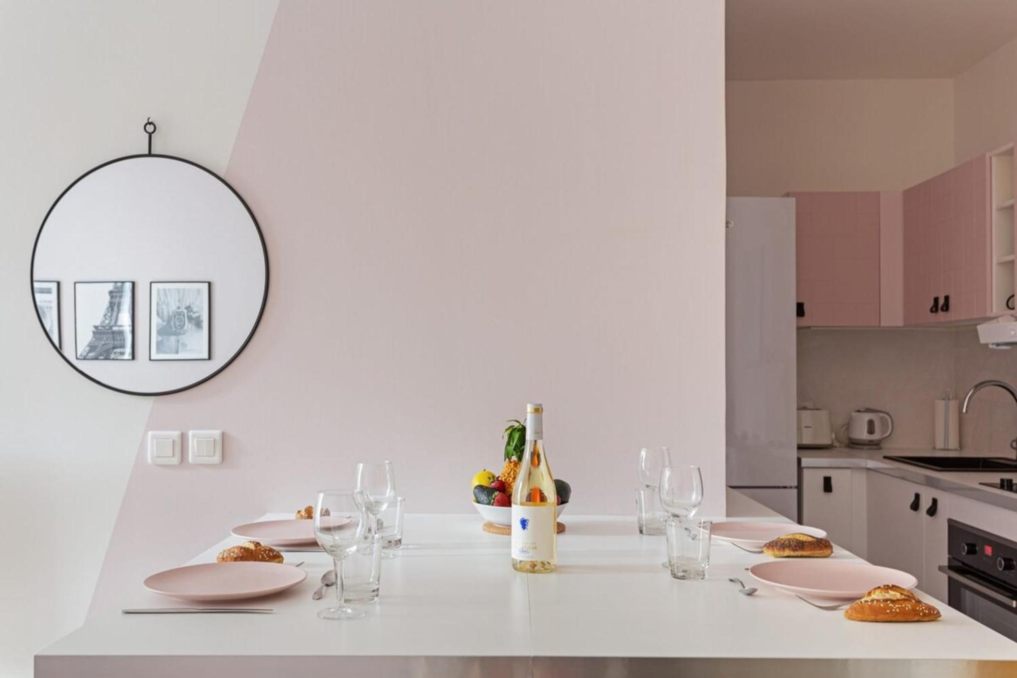 Pink Design 2bdr Flat In The Heart Of Bastille Apartment Paris