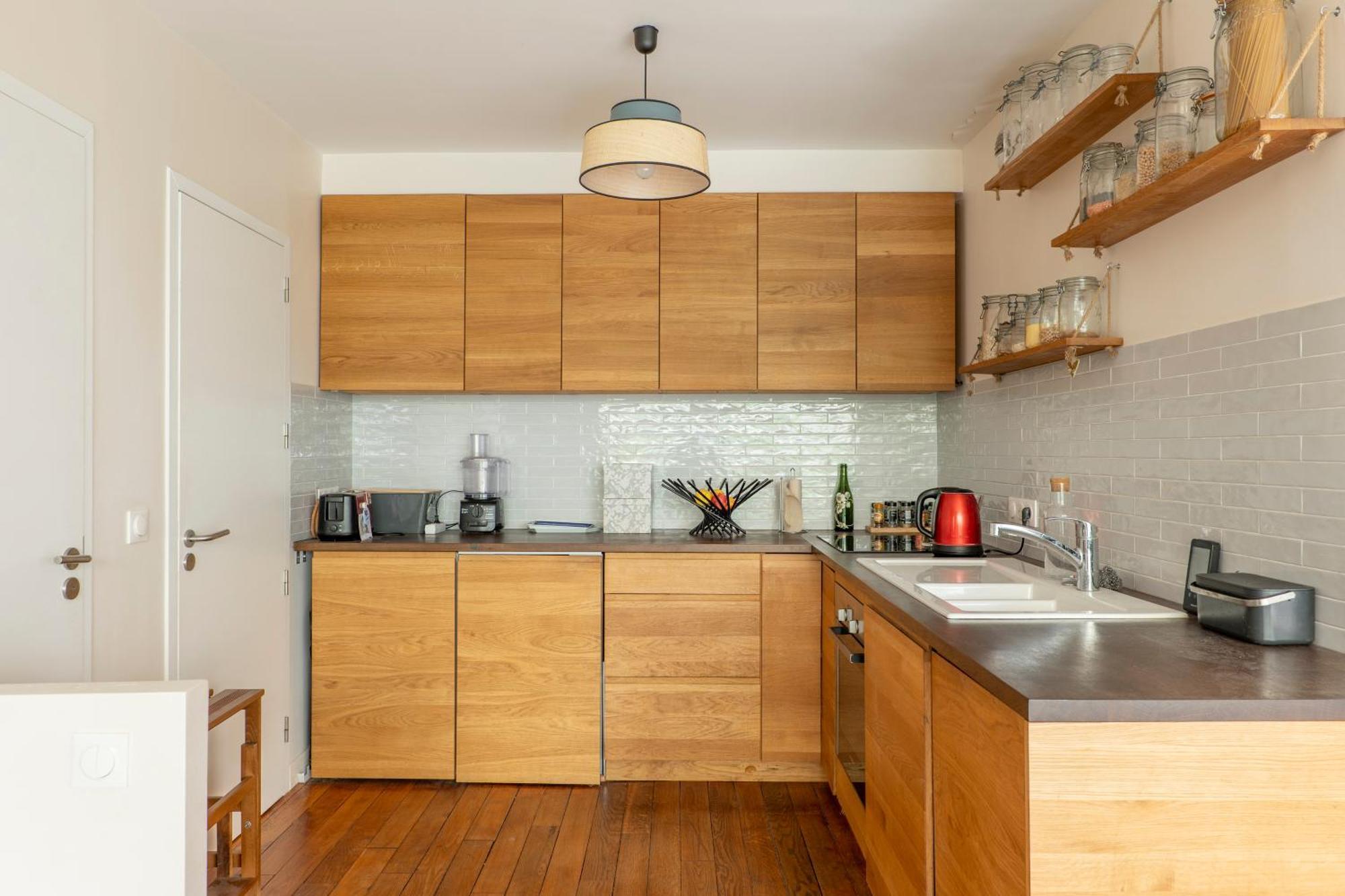 Veeve - Wooden Warmth Apartment