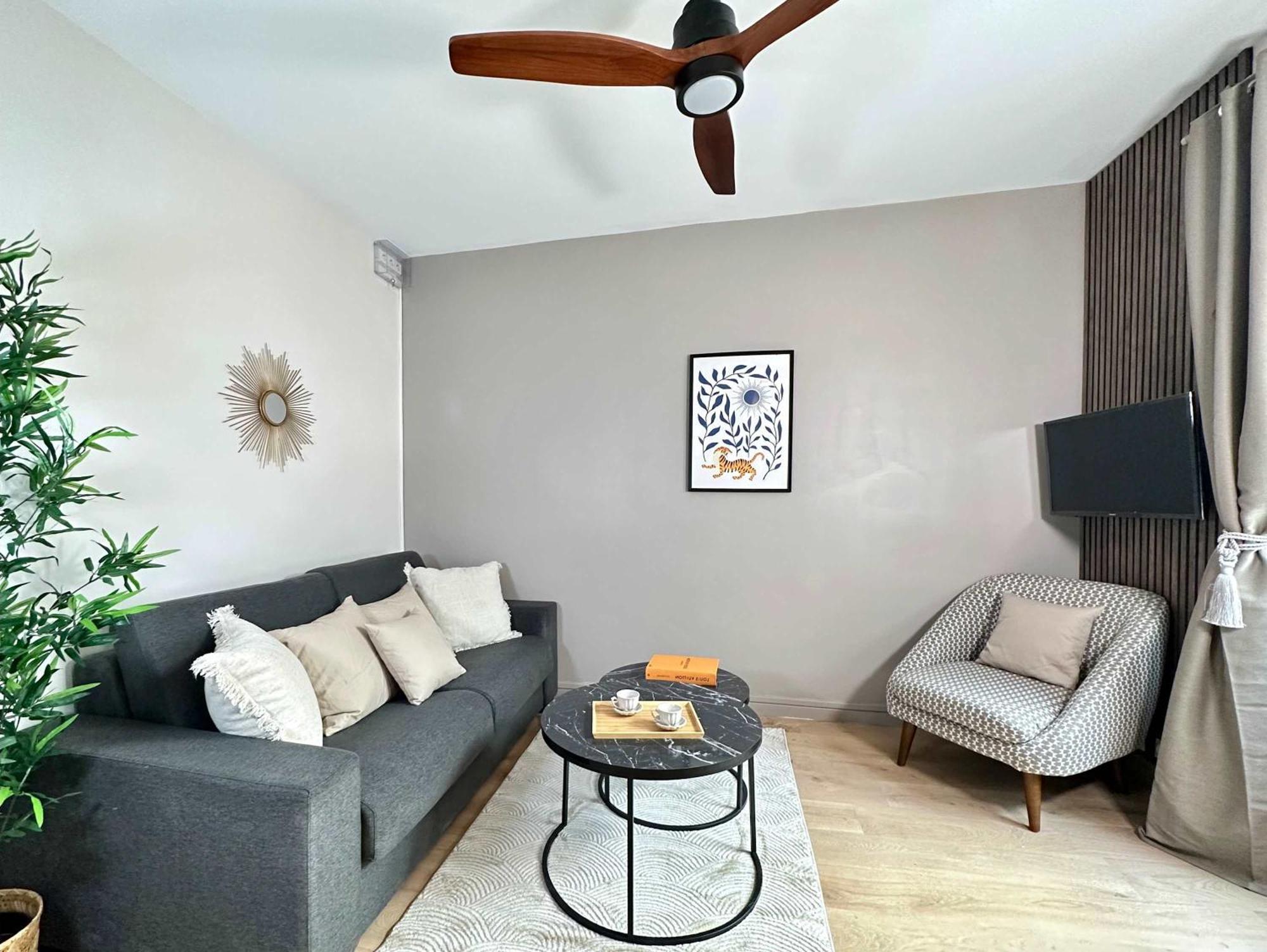 Chic Eiffel Tower Proximity Apartment Paris