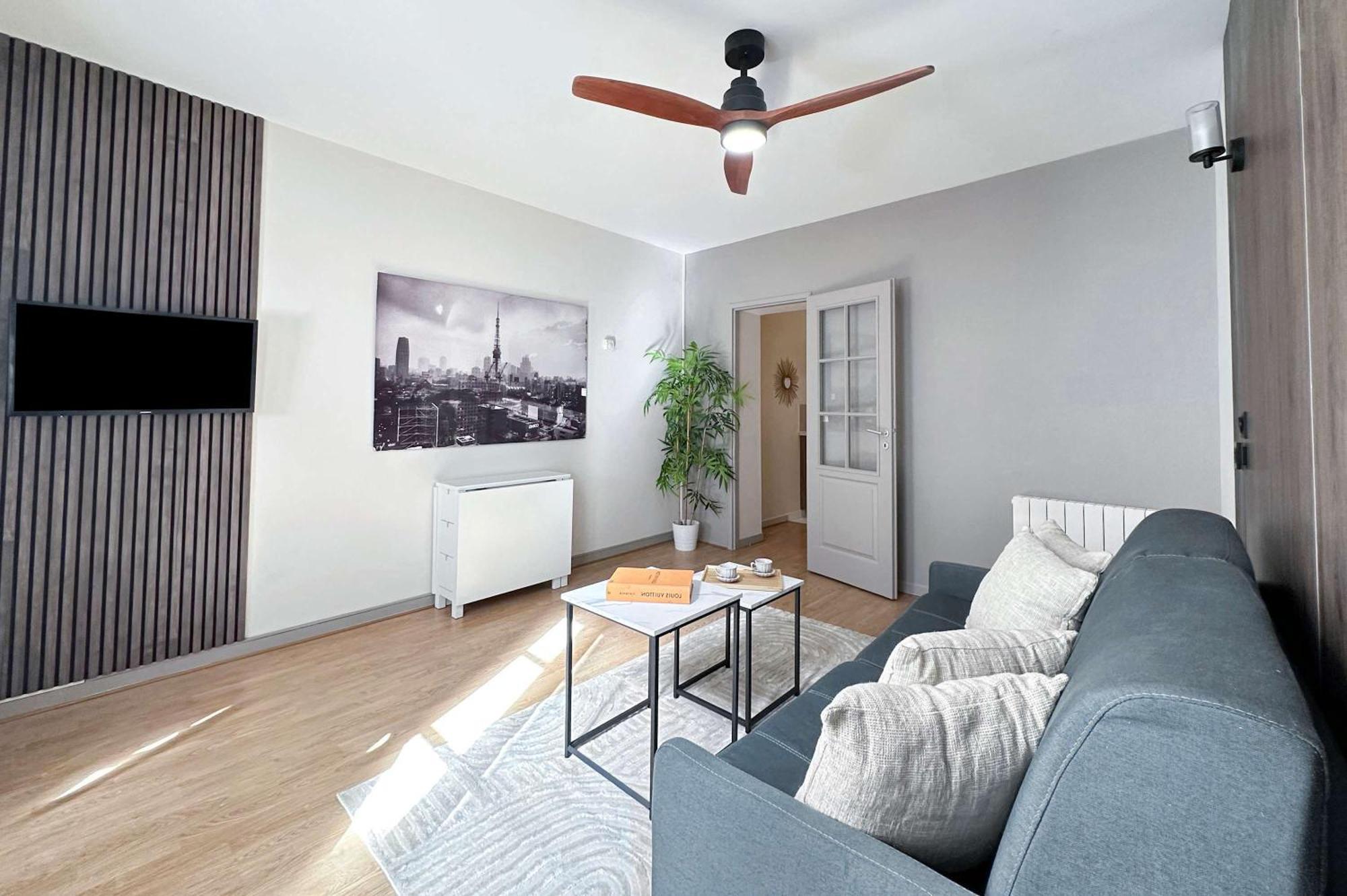 Perfect In Louvre Area Apartment Paris