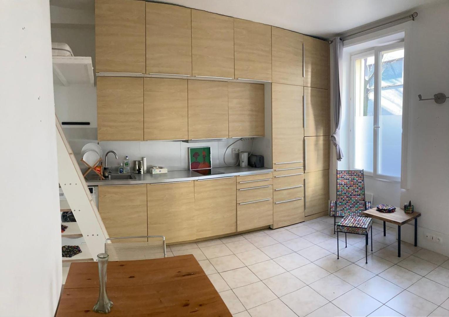 Intimate Near Republique Apartment