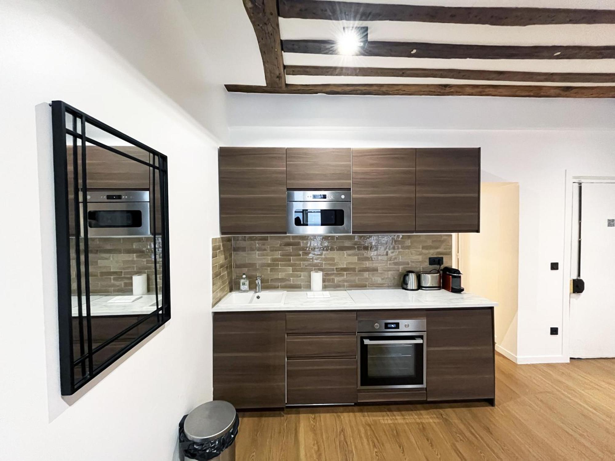 Urban Flat 108 - Stunning 4 Bdr Flat In Paris