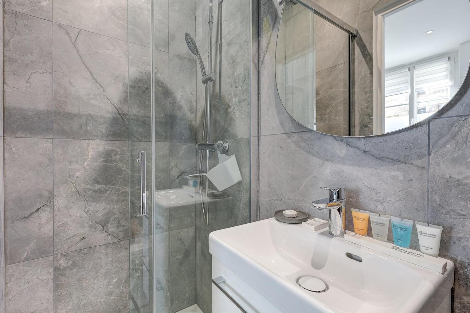 588 Emmeline - Superb In Apartment *