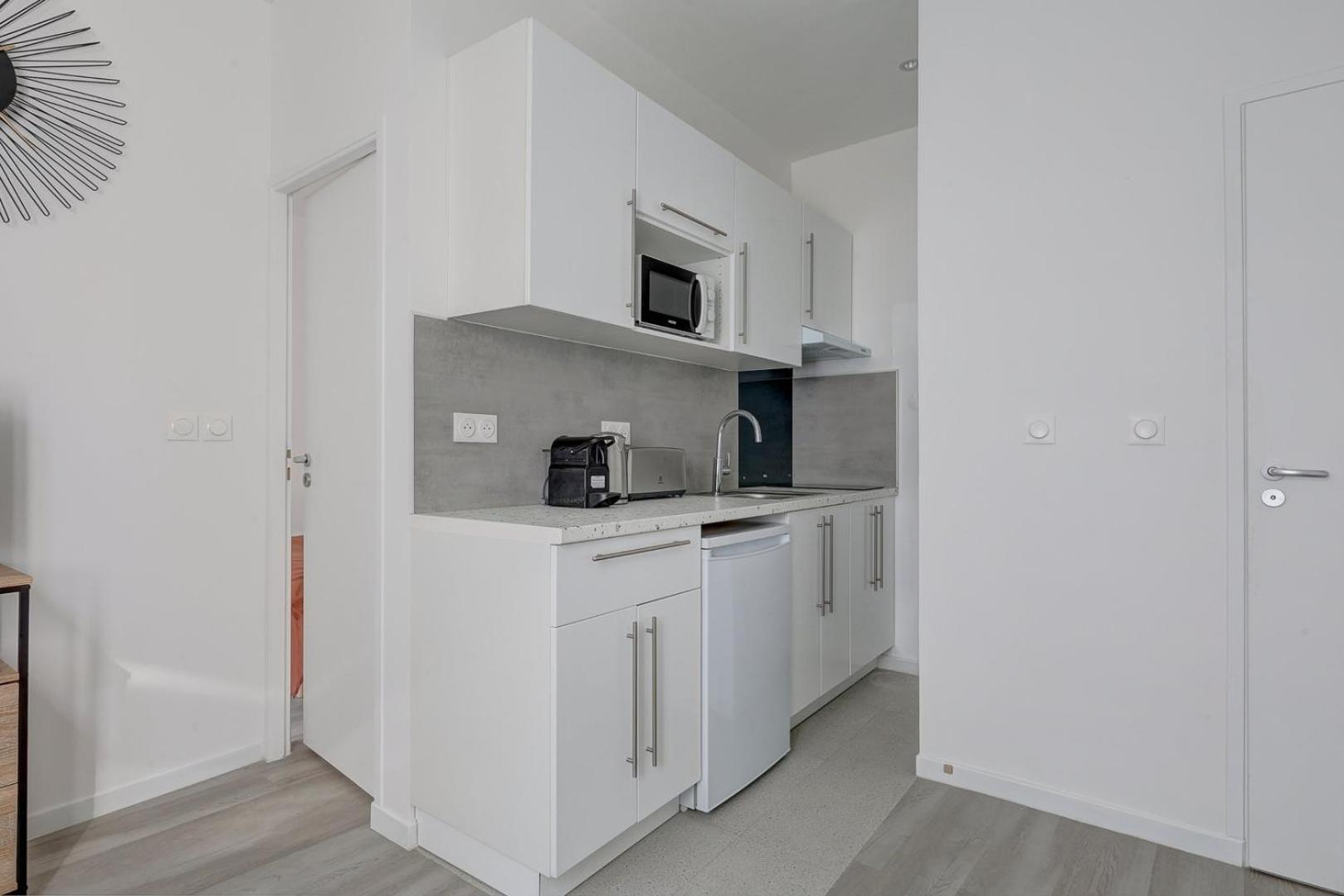 588 Emmeline - Superb In * Paris