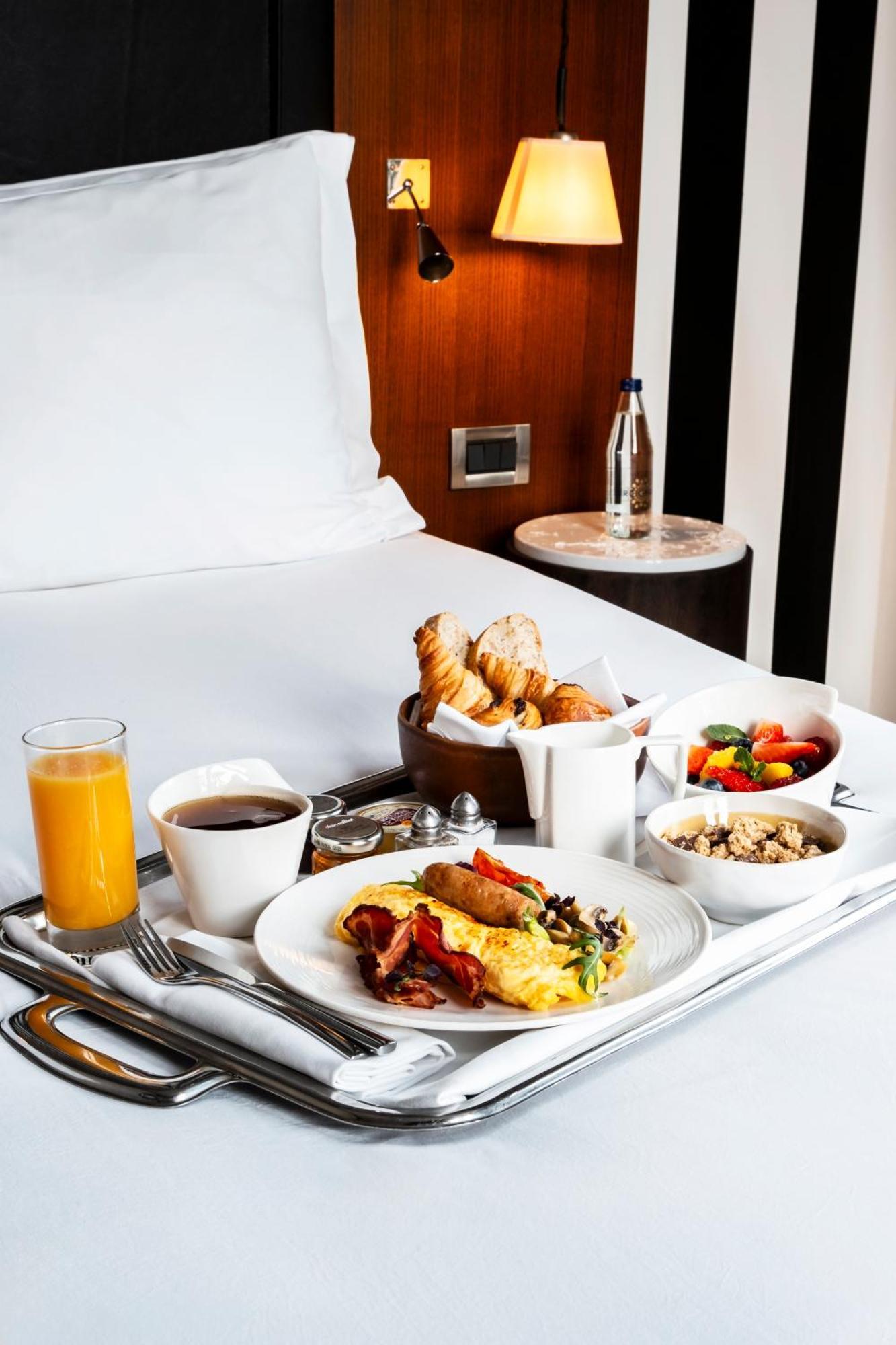 Hotel Radisson Blu Champs-elysées, 5*