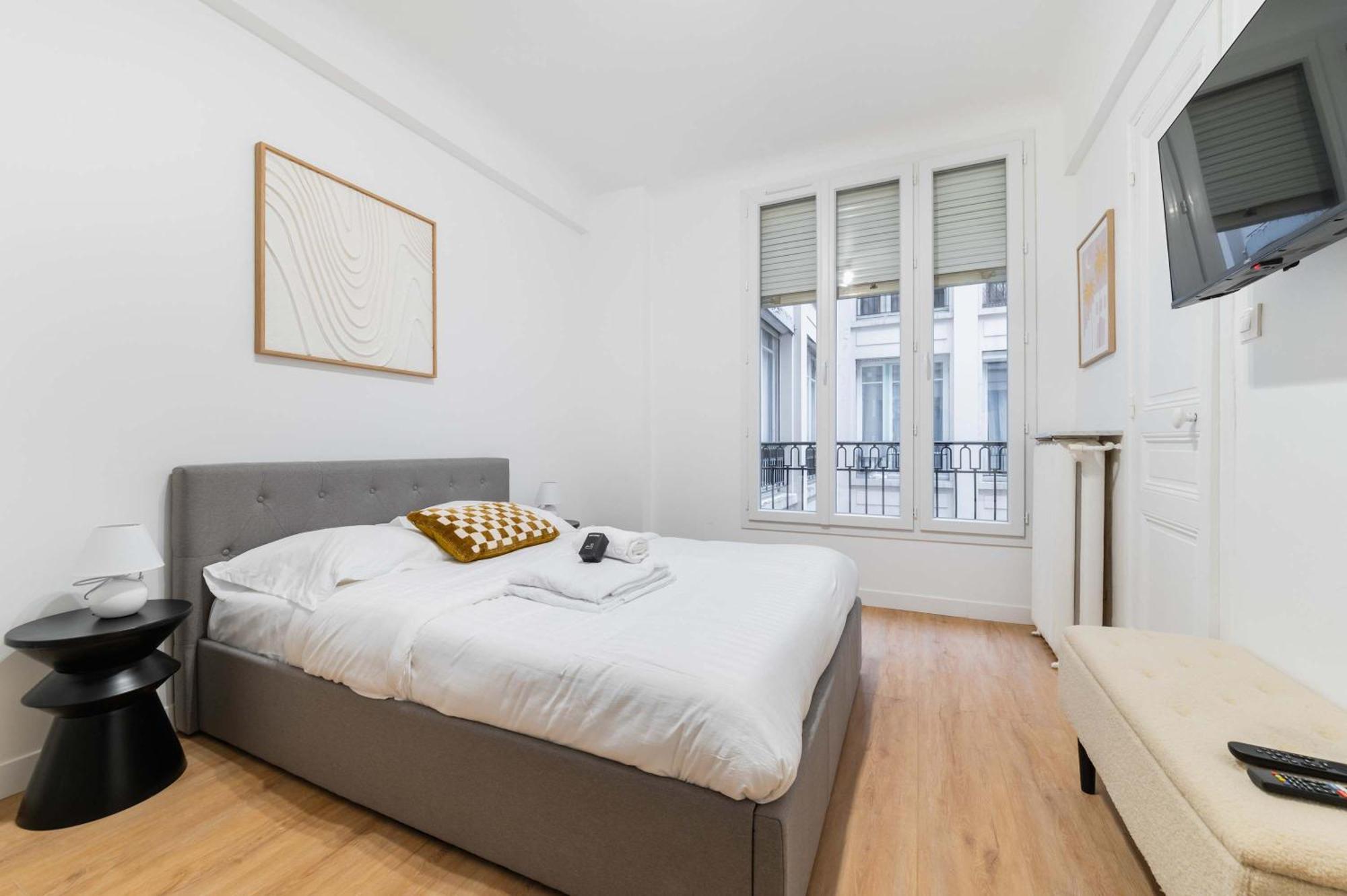 Elegant Sacre Coeur Metro Anvers - 18 -2p Apartment