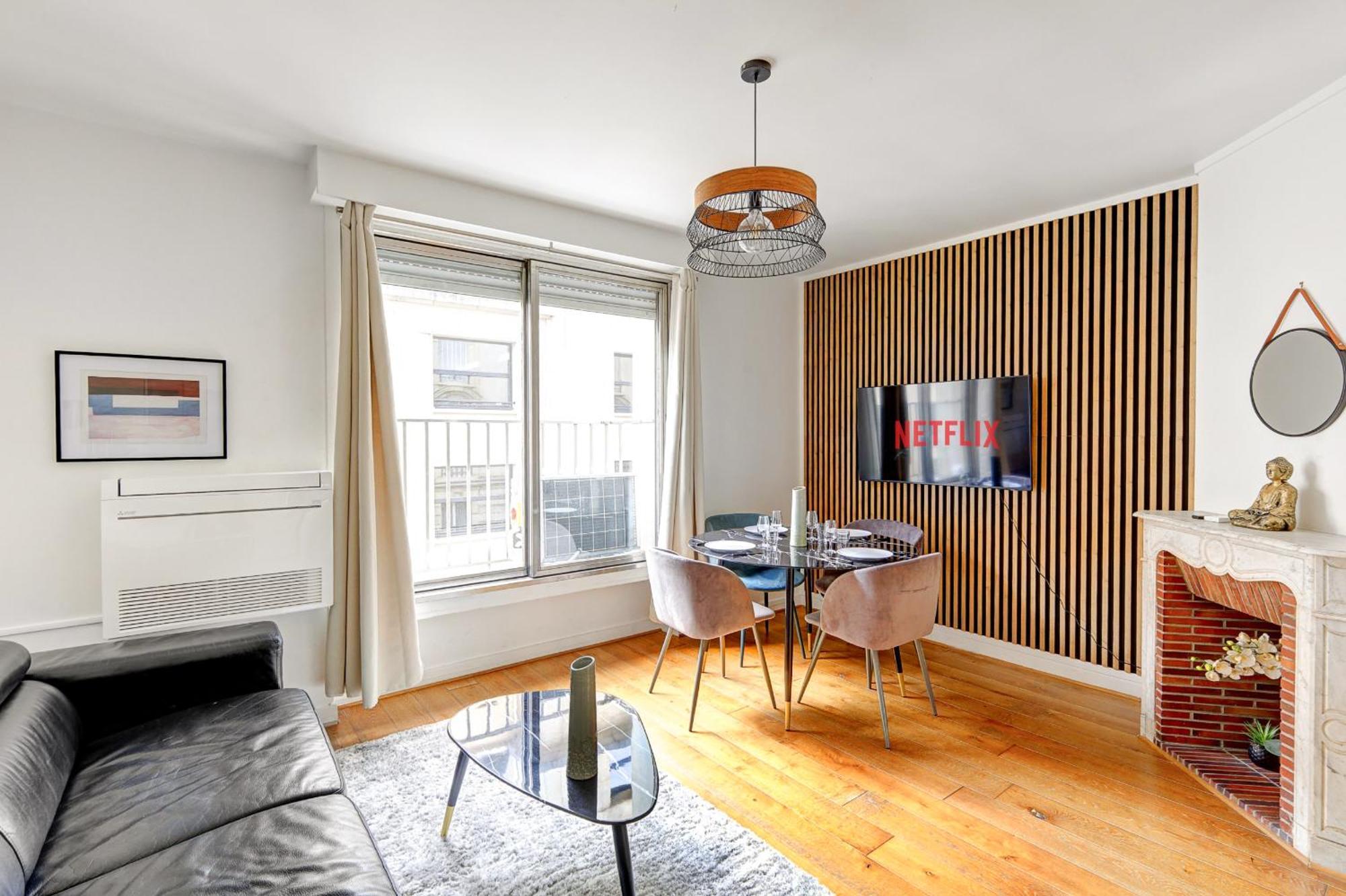Sur Les Champs Elysees Appartement Paris