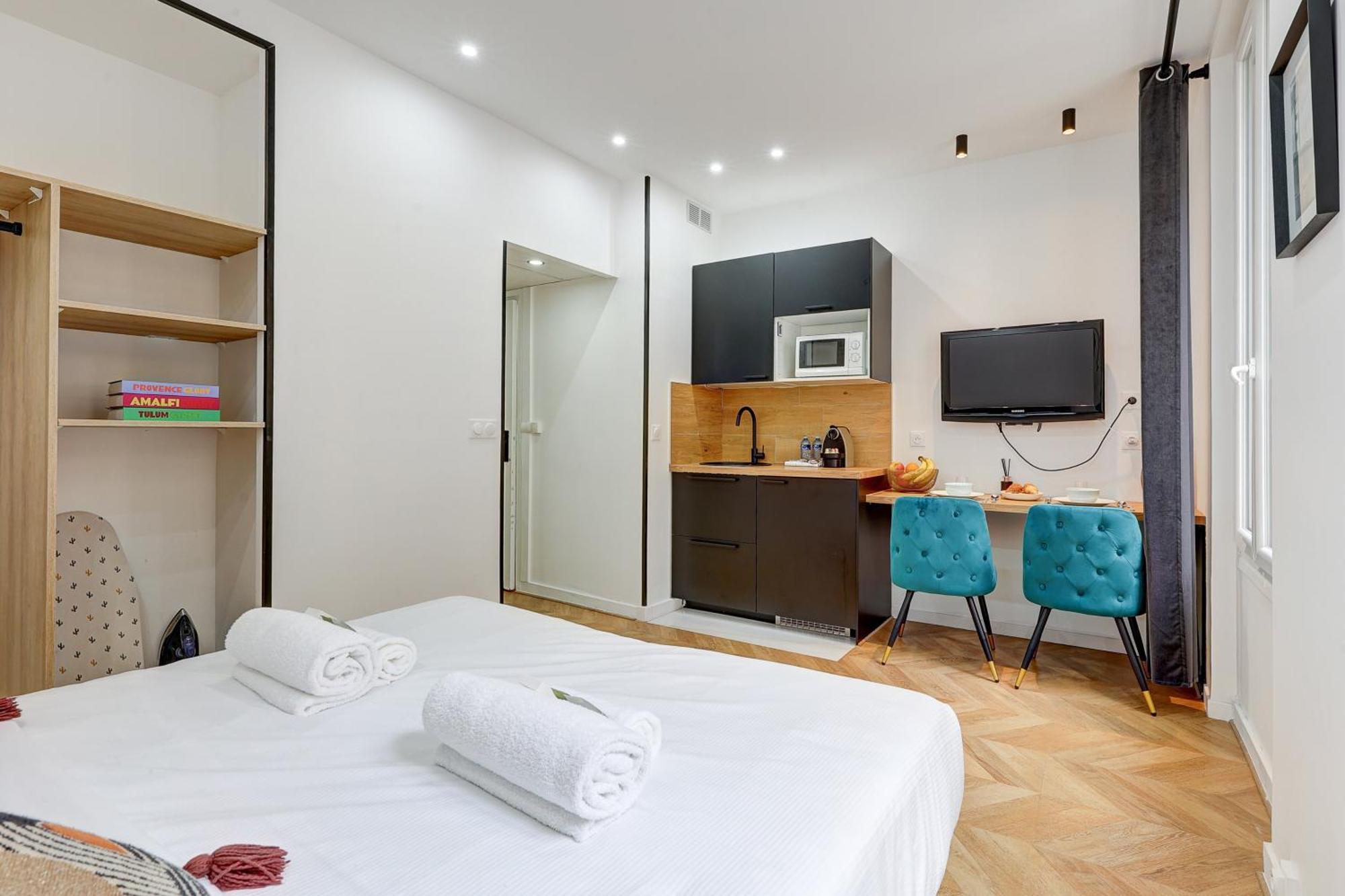 Sur Les Champs Elysees Apartment