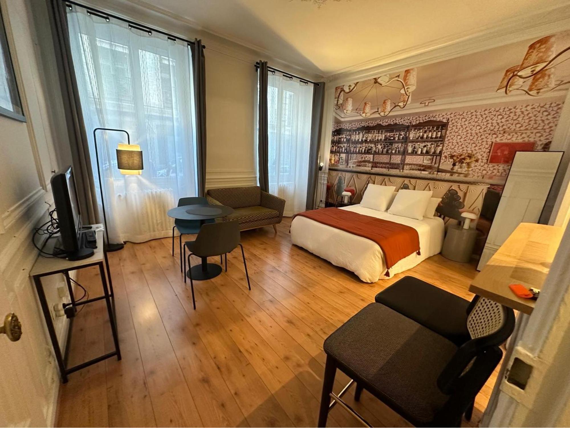8 * Paris