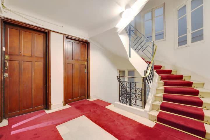 Luxury Montaigne Apartment