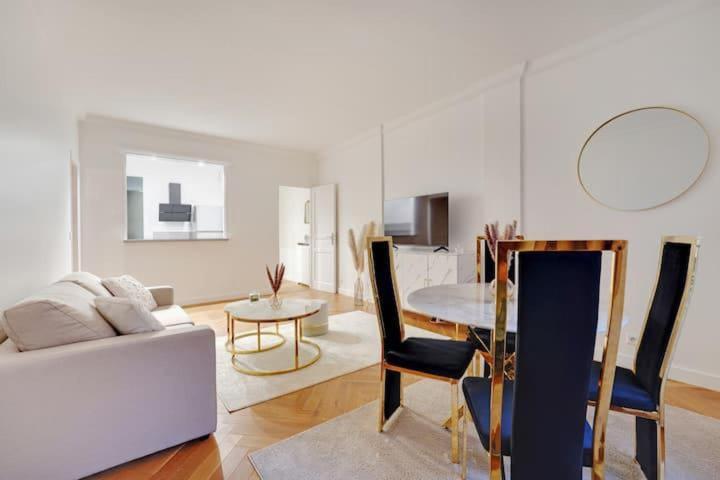 Luxury Montaigne Apartment *