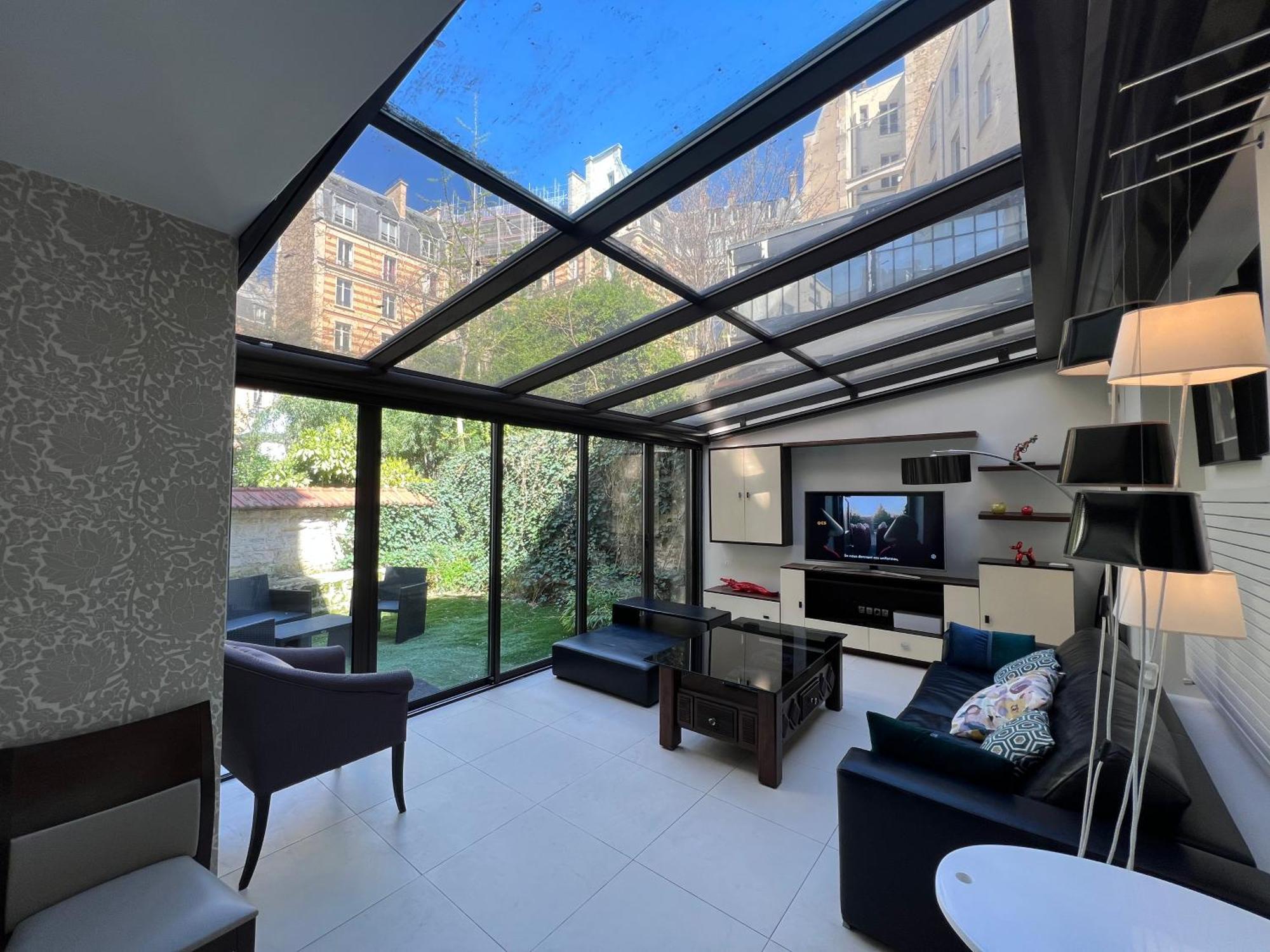 Garden Flat In 16