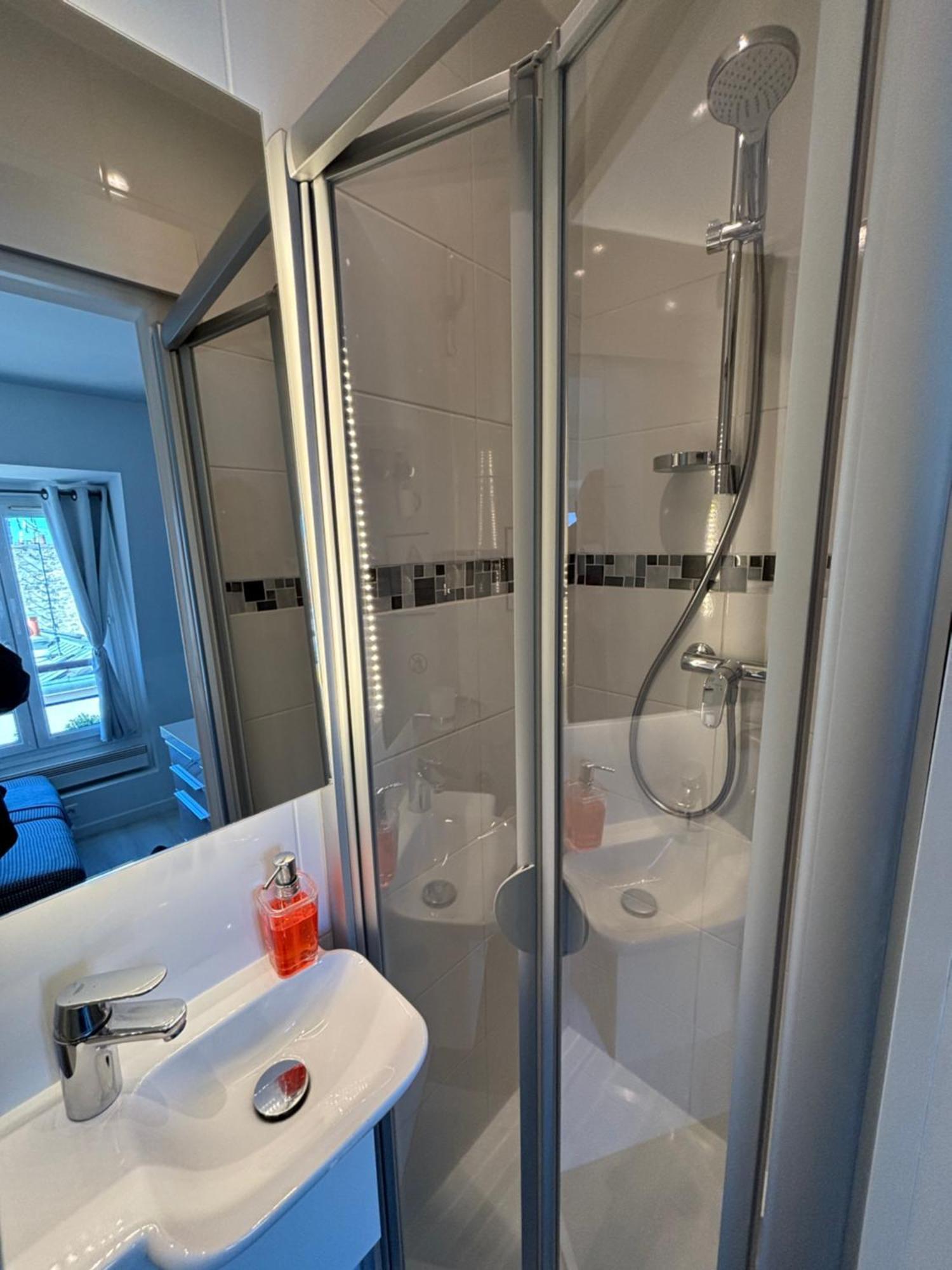 Parisian Cozy Studio: Batignolles Charm Near Landmarks *