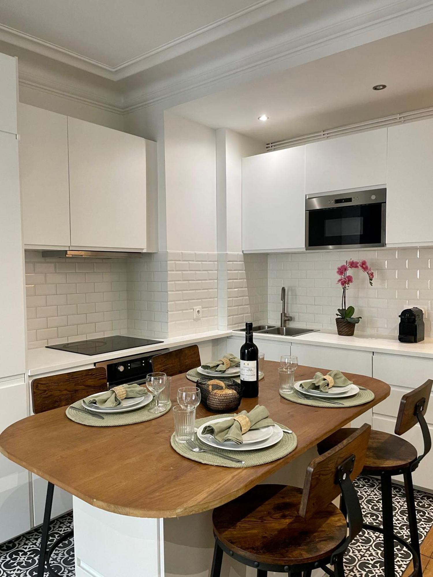 Apartment Eiffel Tower Stylish Retreat Paris