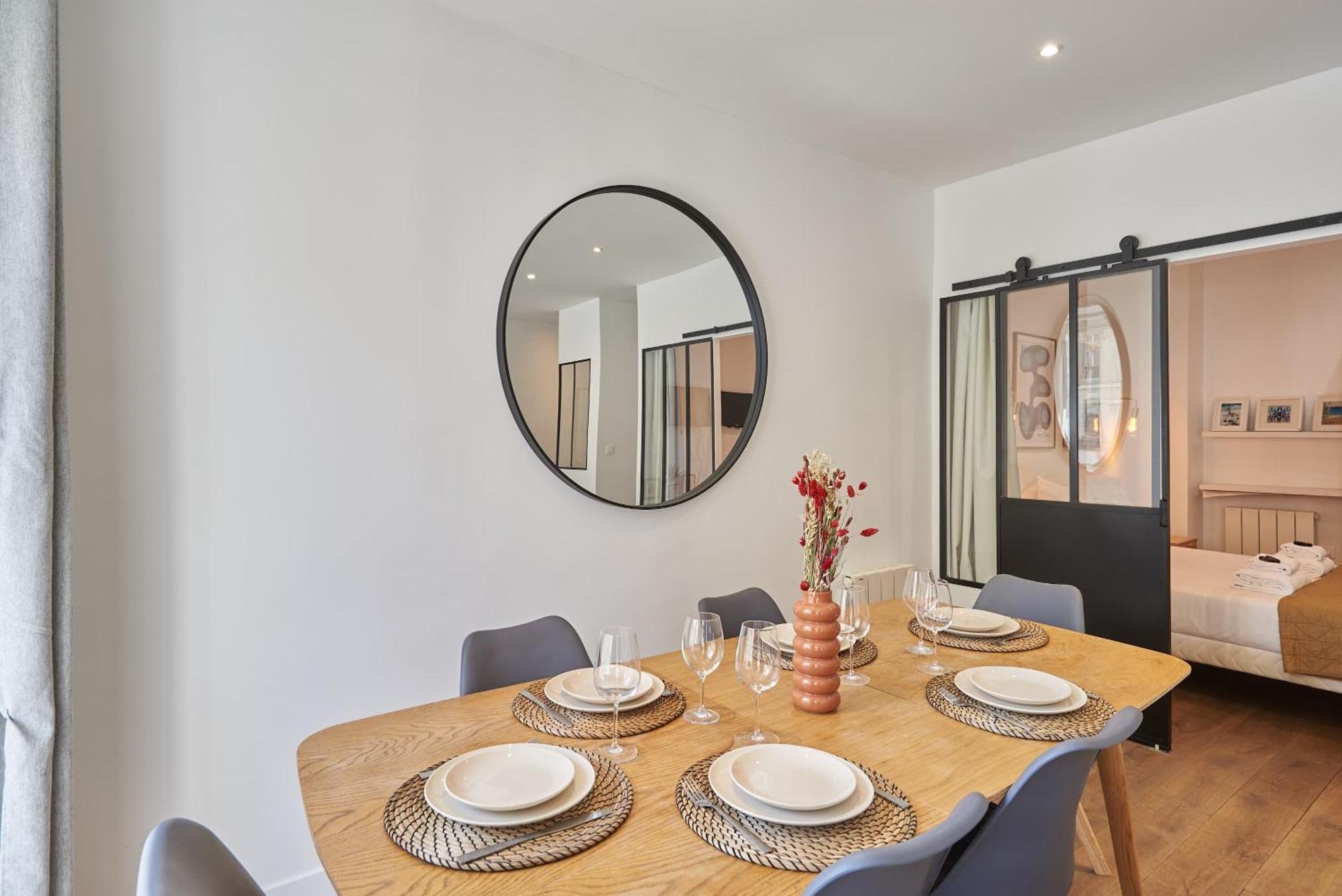 2 Bedrooms Center Of Apartment Paris