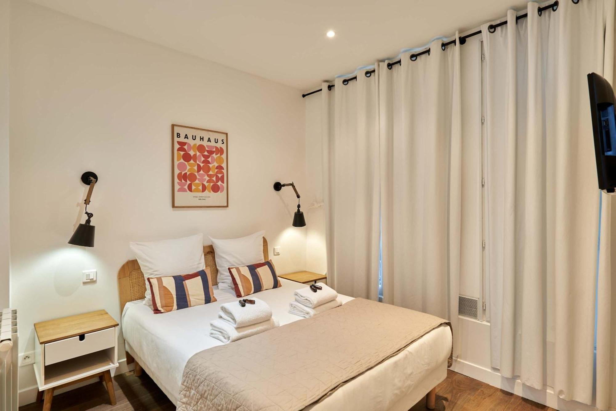 2 Bedrooms Center Of