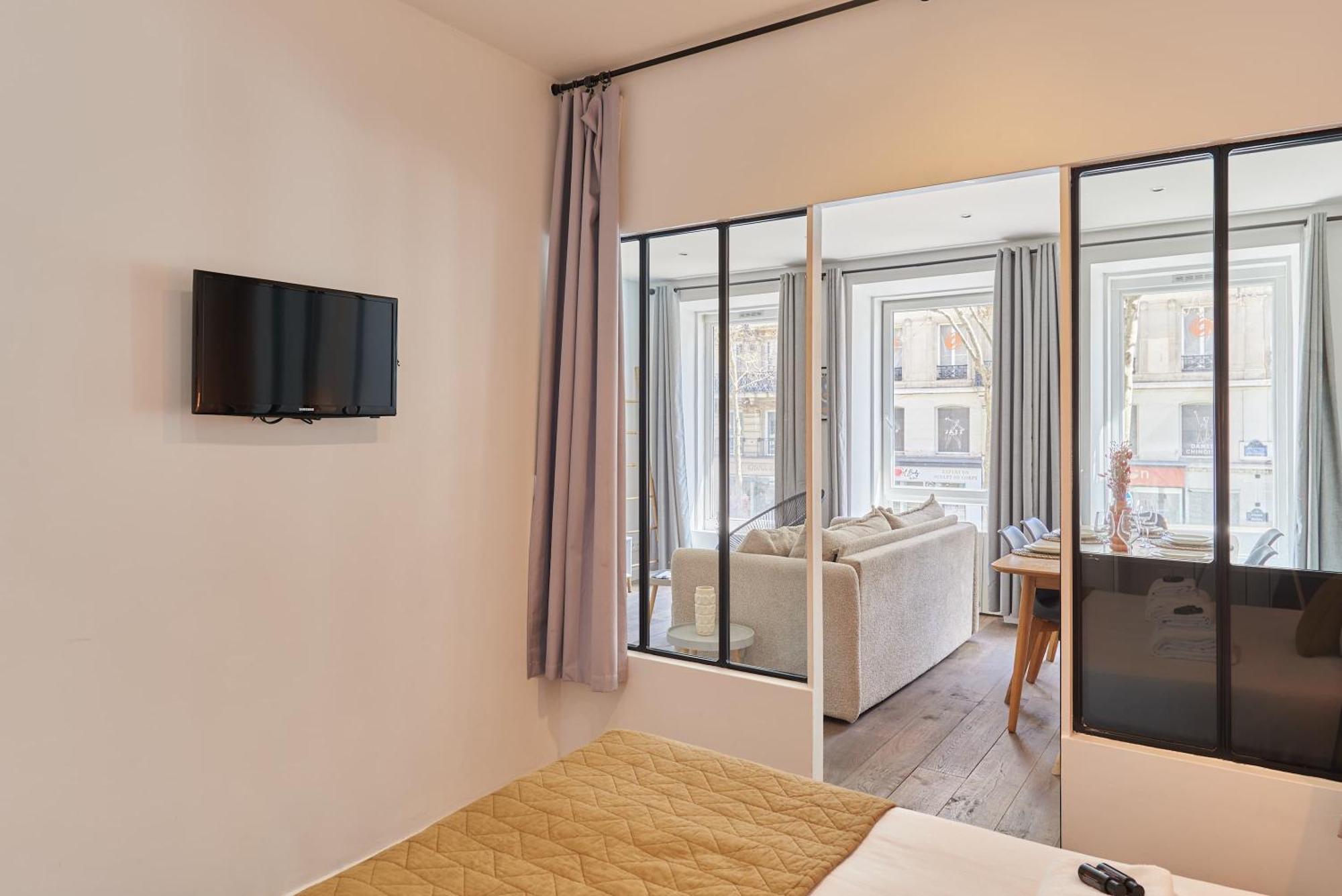2 Bedrooms Center Of * Paris