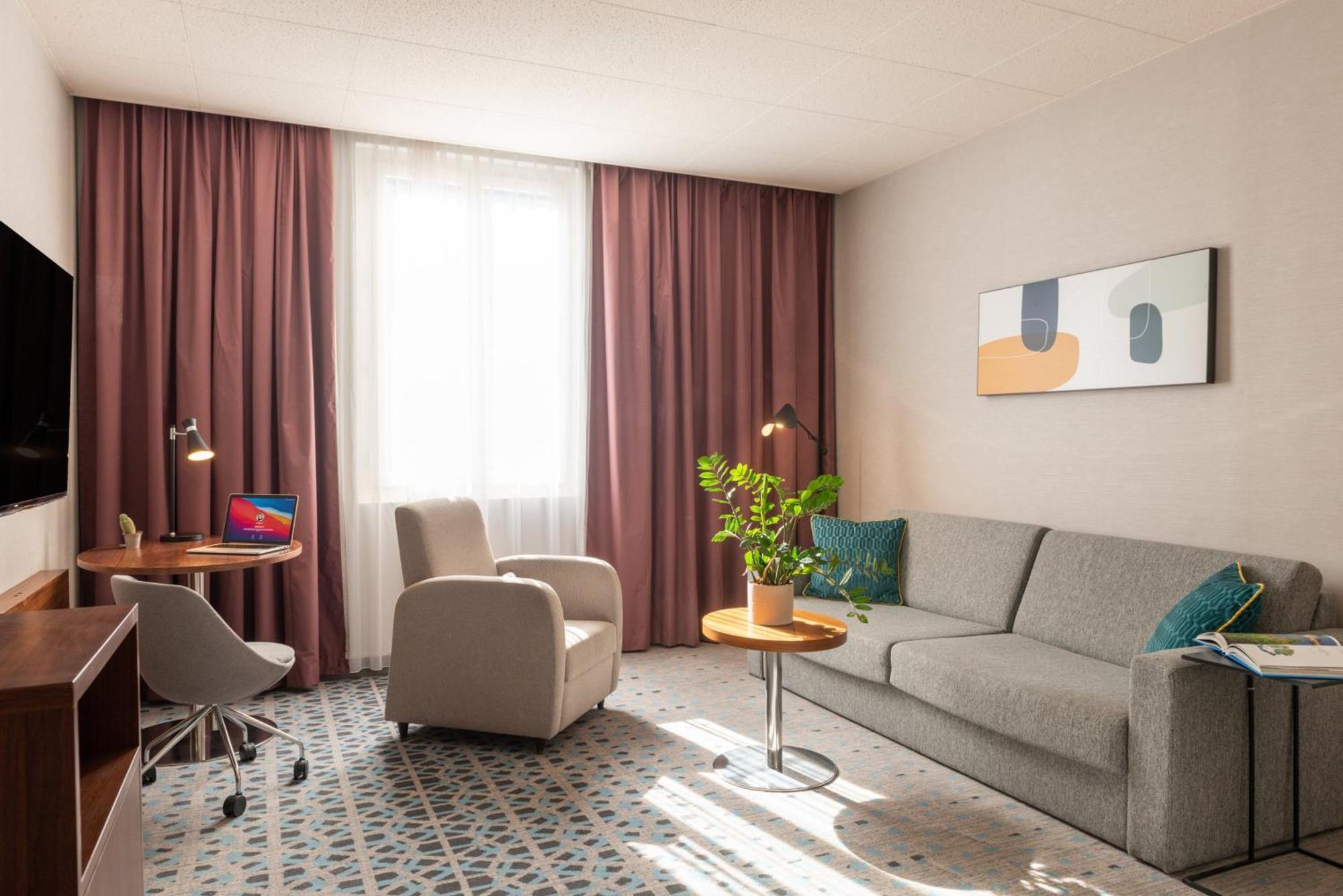 Crowne Plaza Republique By Ihg 4*