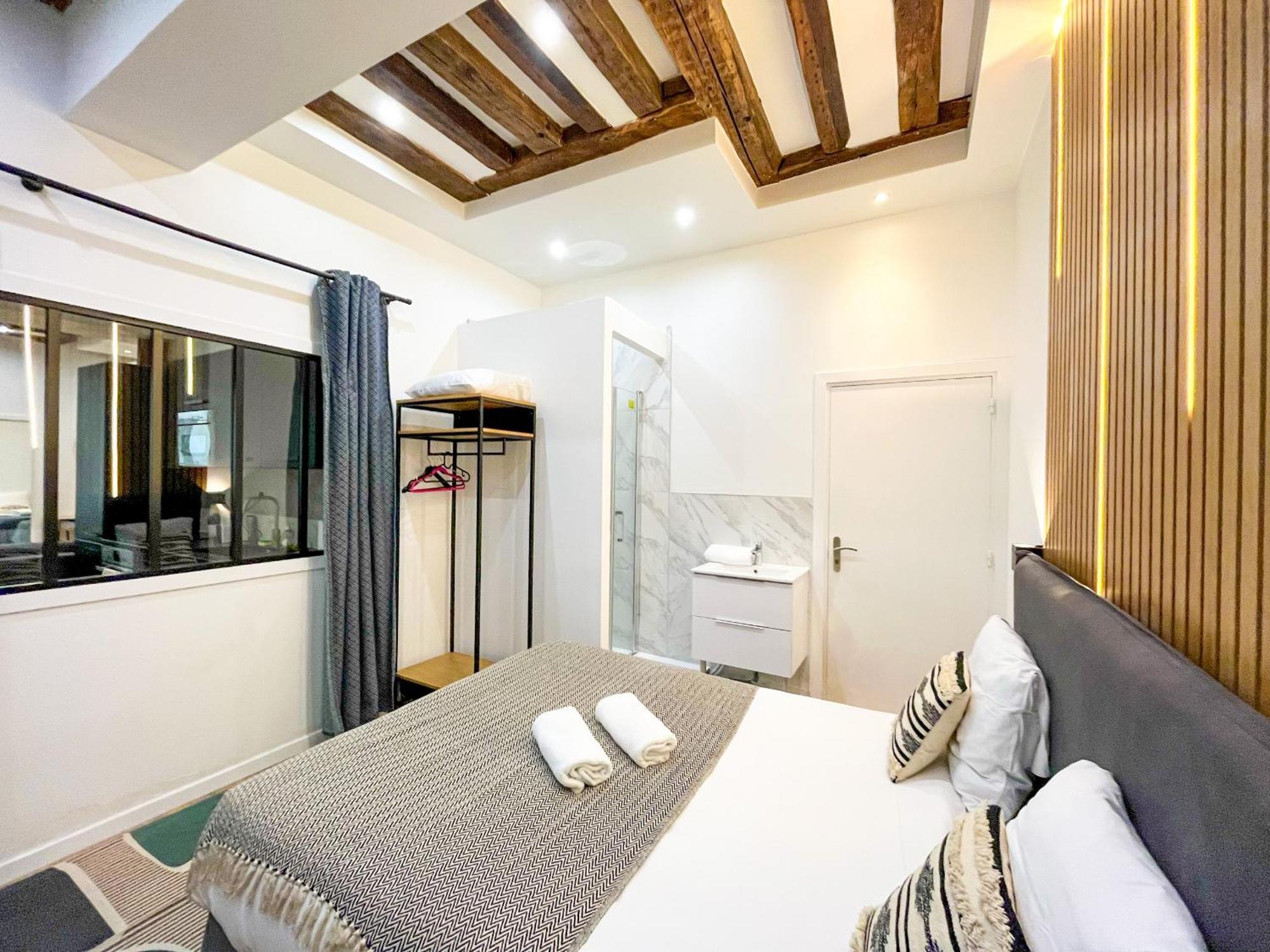 Urban Flat 67 - Spacious Parisian Flat In * Paris