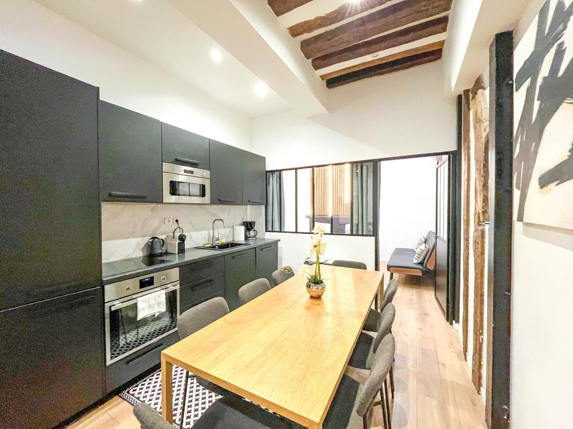 Urban Flat 67 - Spacious Parisian Flat In Paris