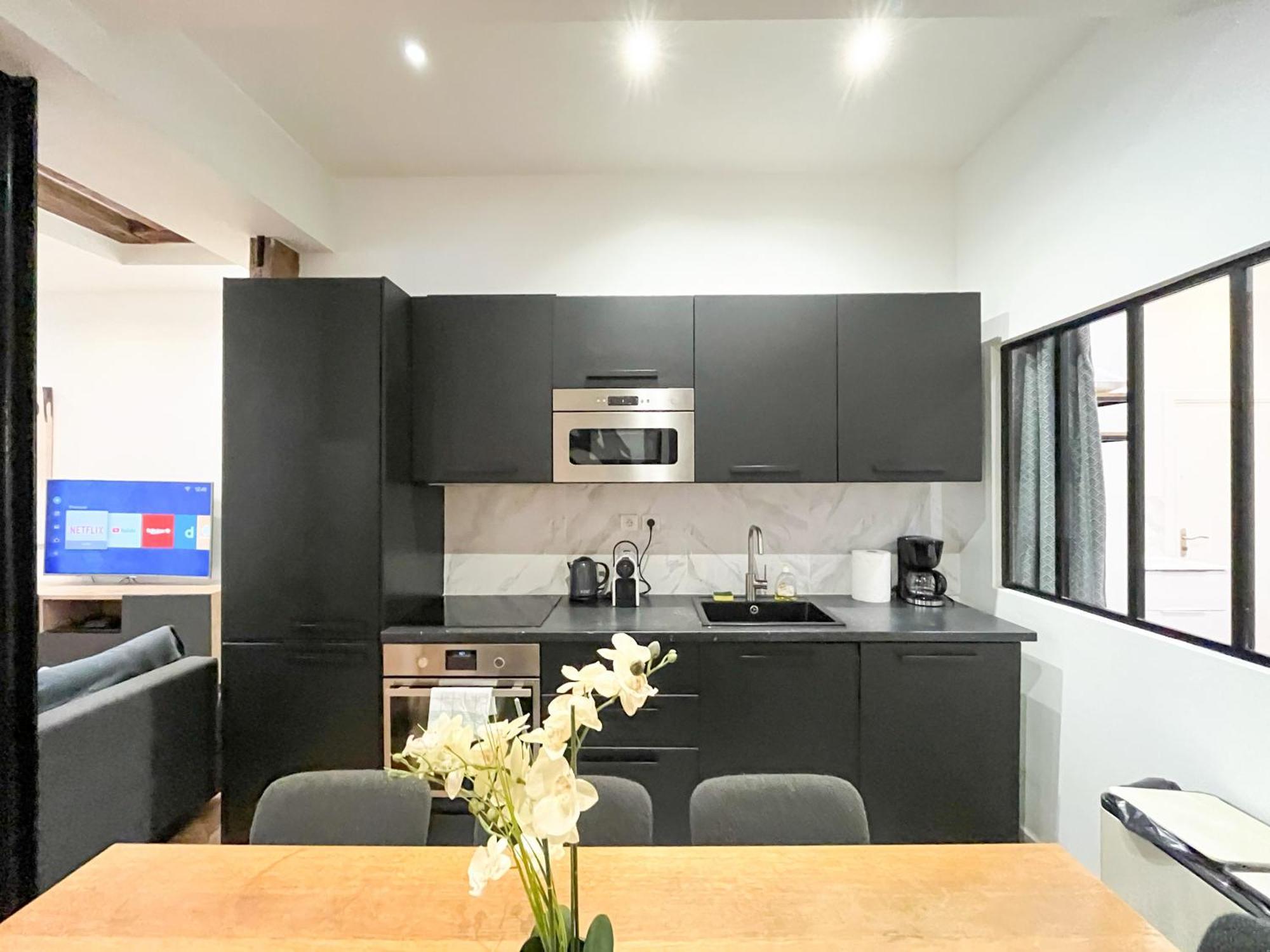 Urban Flat 67 - Spacious Parisian Flat In Paris
