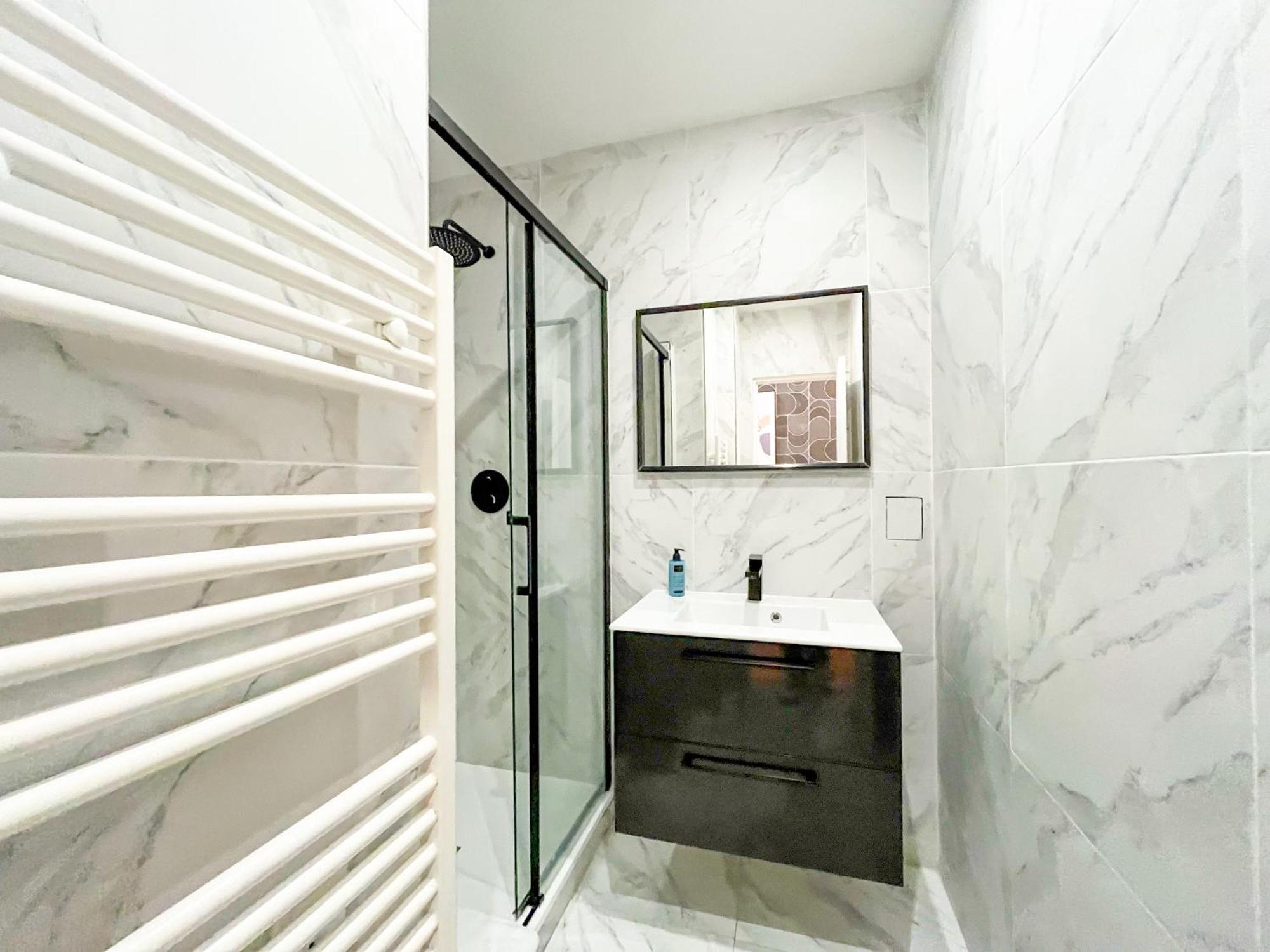 Urban Flat 67 - Spacious Parisian Flat In Apartment Paris