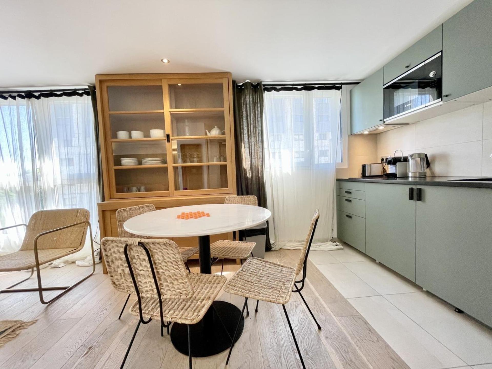 Parisian L Montmartre Apartment