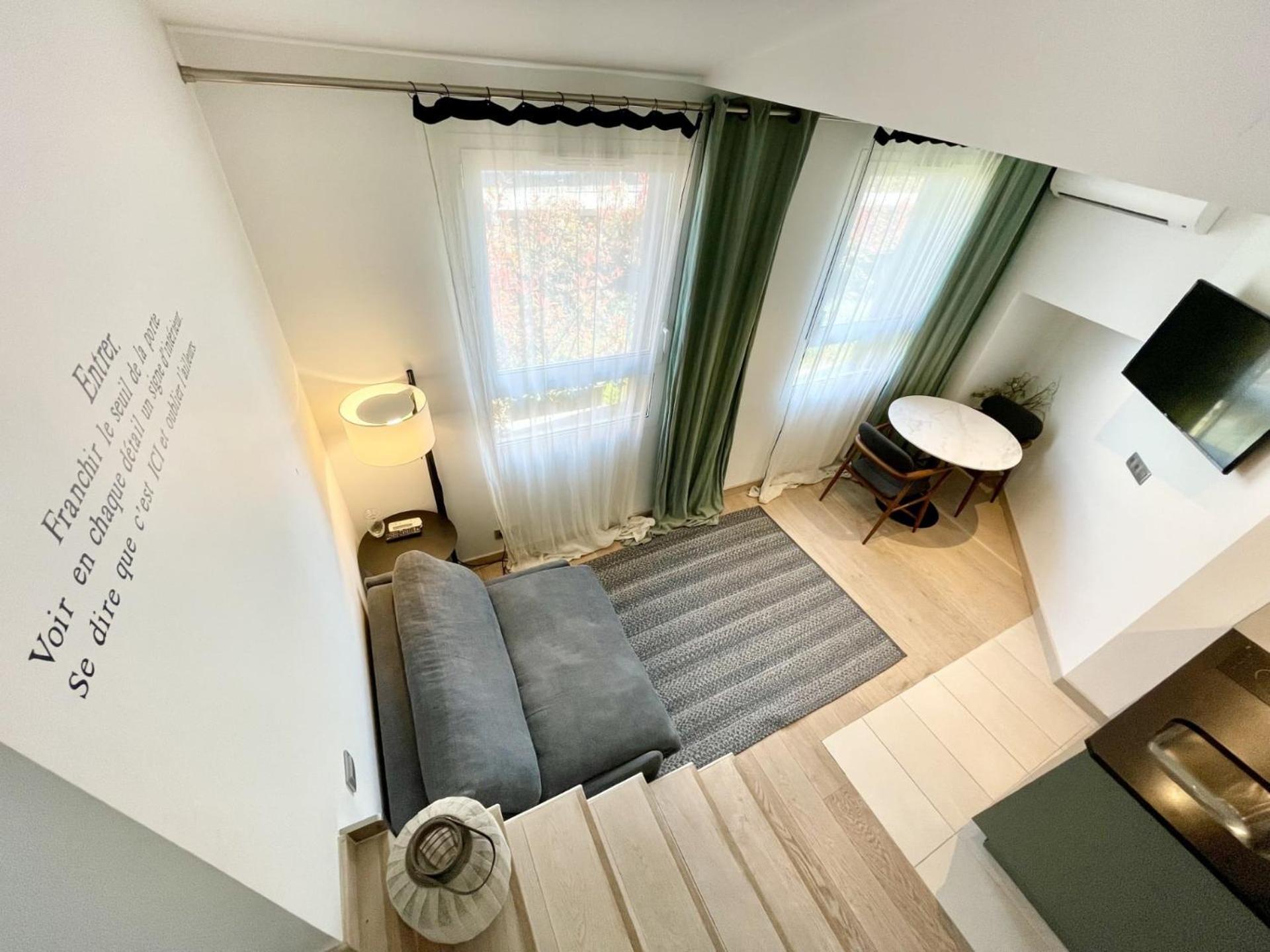 Parisian L Montmartre Apartment