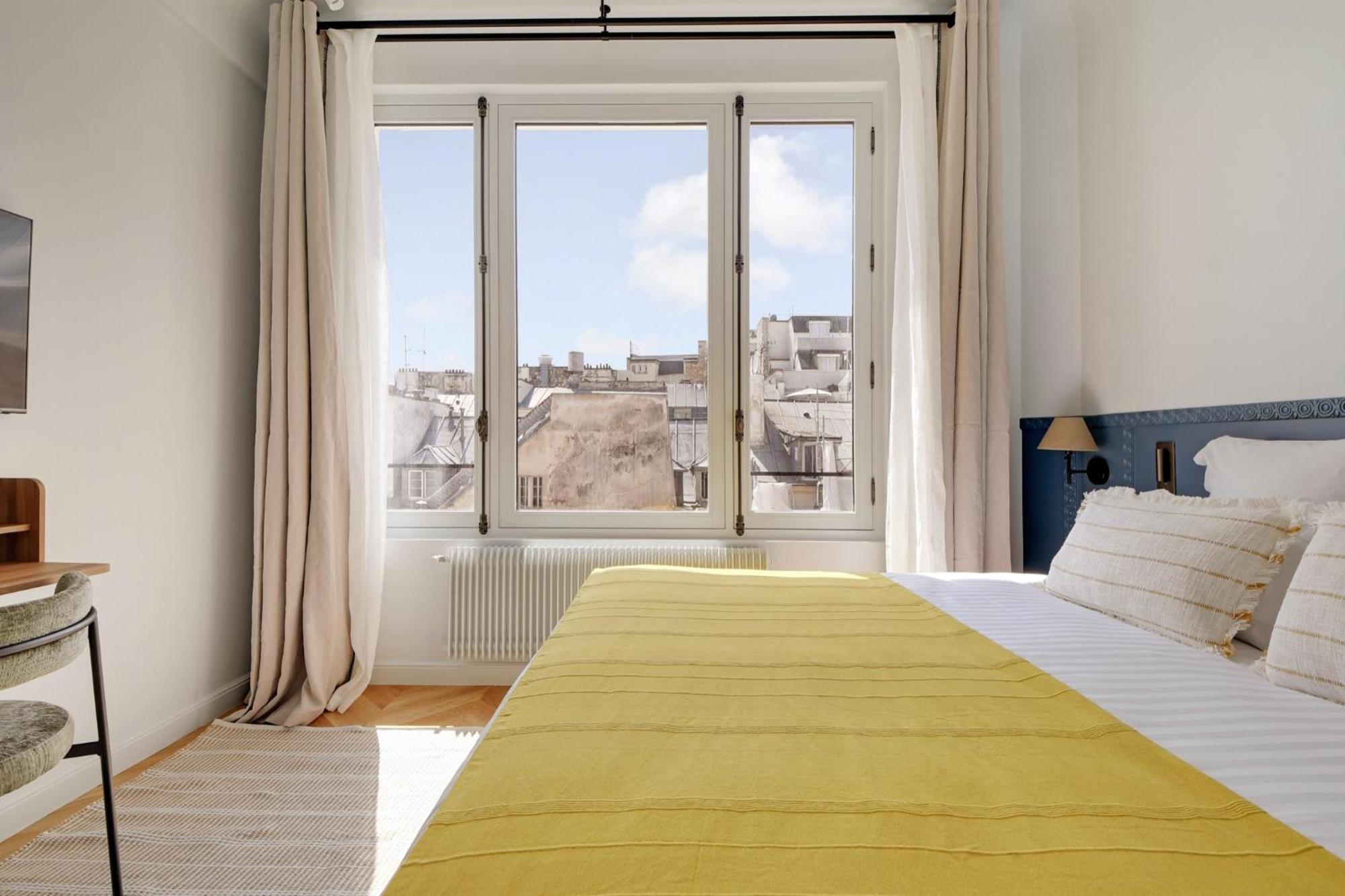 Collection Serviced In Opera - Rue Saint-lazare Paris