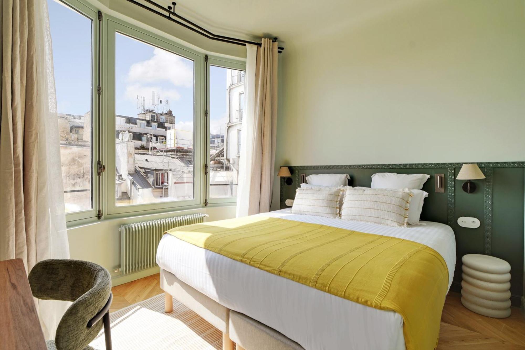 Collection Serviced In Opera - Rue Saint-lazare Paris