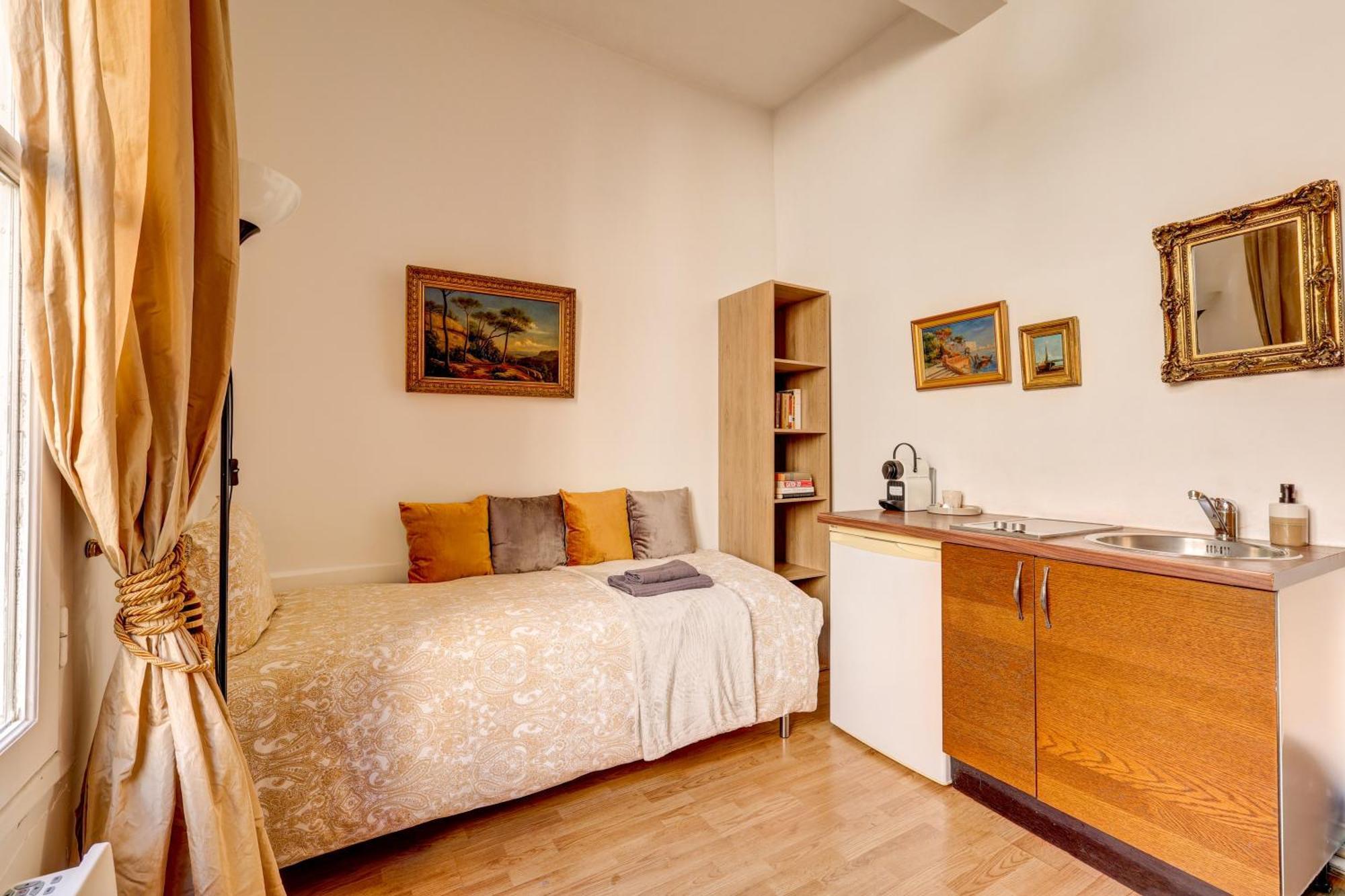 Small Luxurious In The Heart Of Saint Germain Apartment