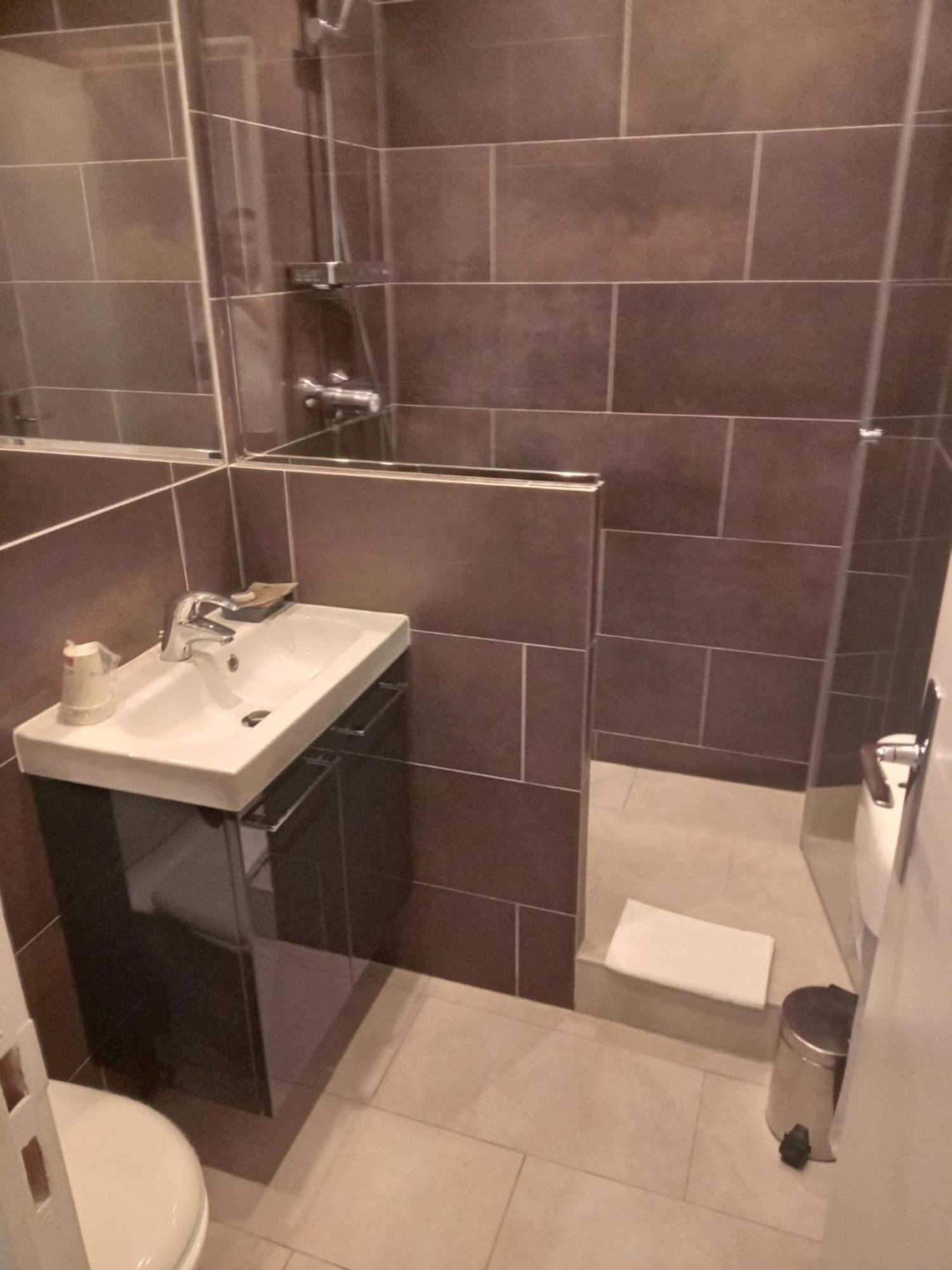 Modern Est Hotel