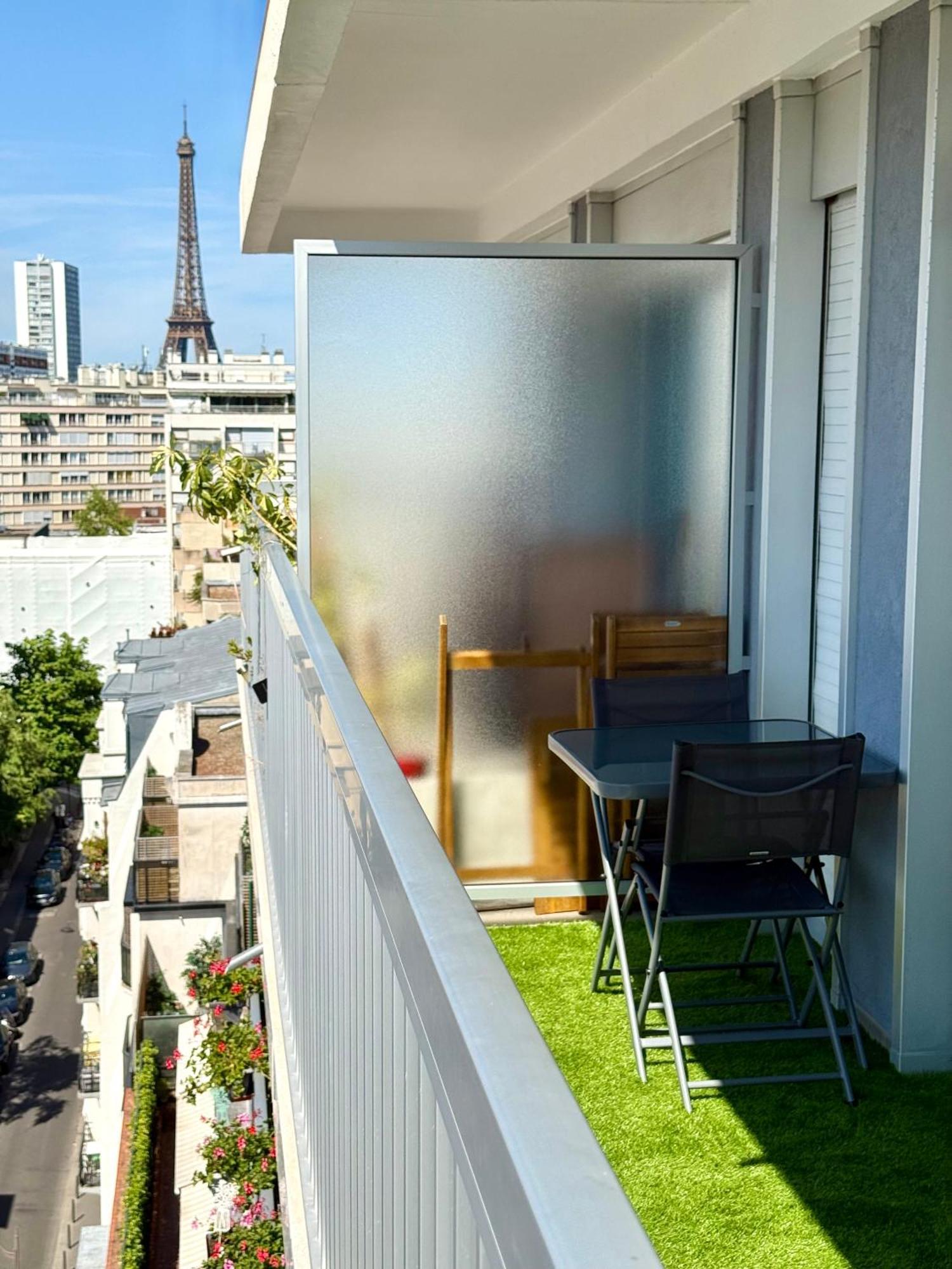 My Eiffel Tower View Apartment
