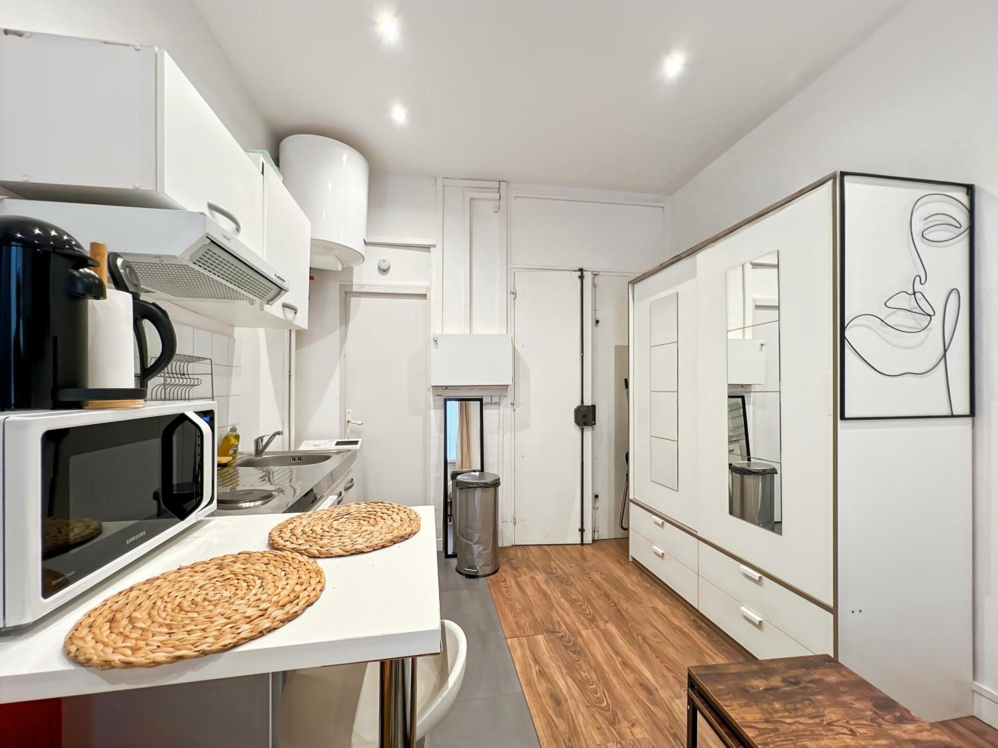 Functional Apartment, Belleville, 11