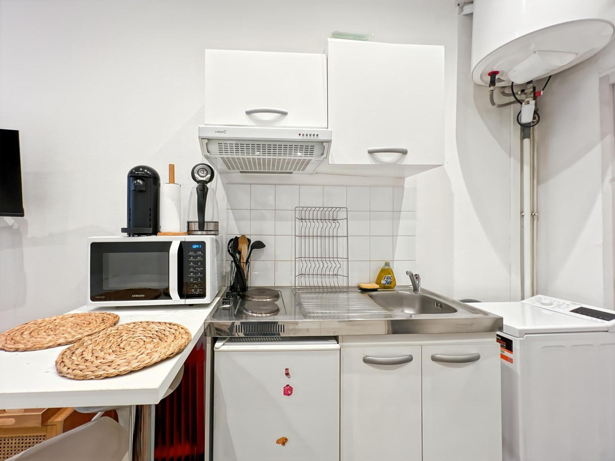 Functional Apartment, Belleville, 11