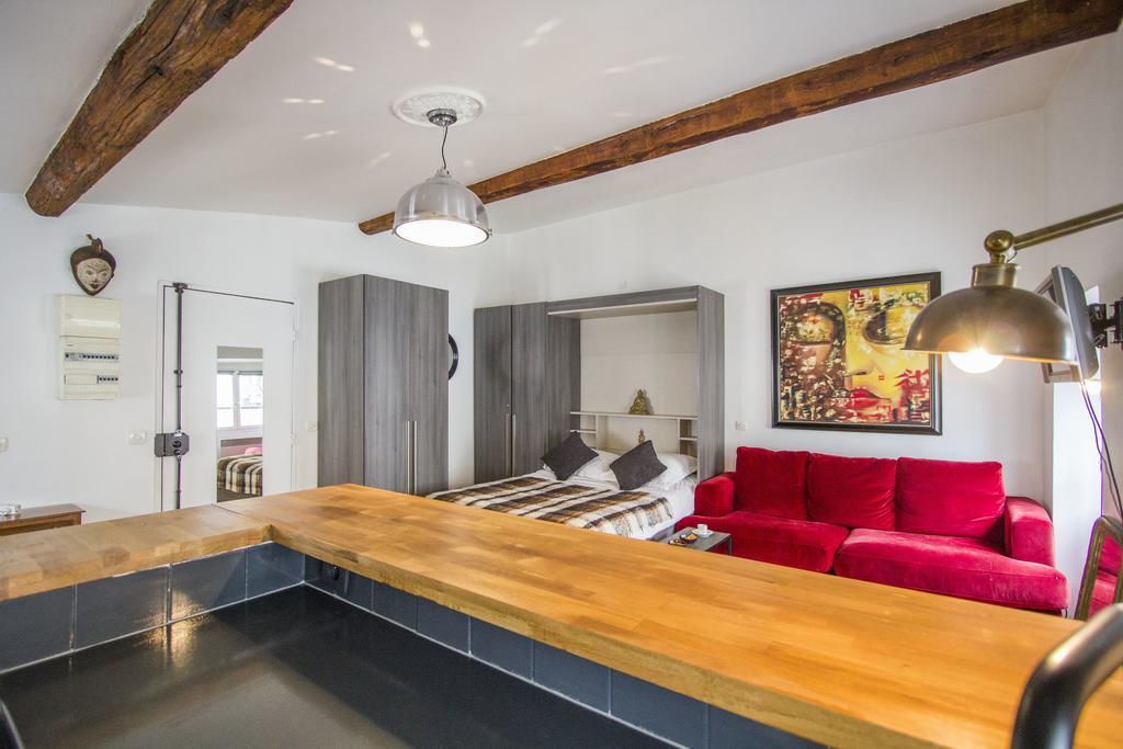 Moulin Rouge Apartment