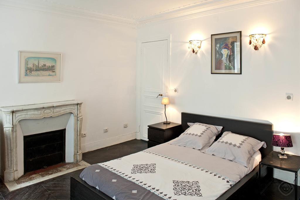 Moulin Rouge Apartment *