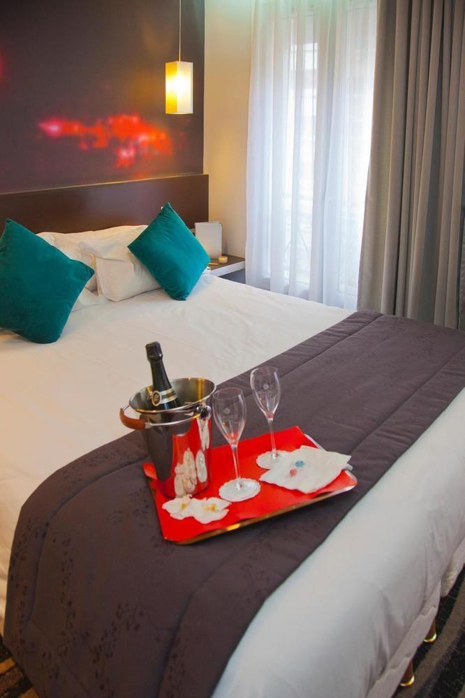 Lumières Montmartre Hotel 3*