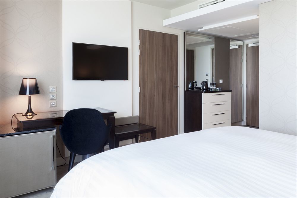 Ac Porte Maillot Hotel 4*