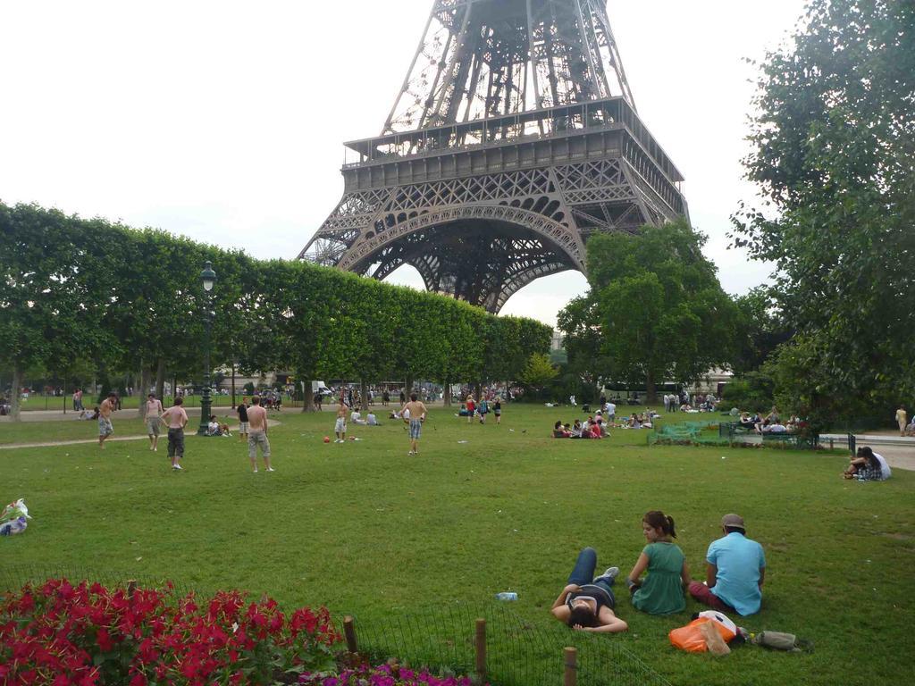 Eiffel Tower Champs De Mars Apartment