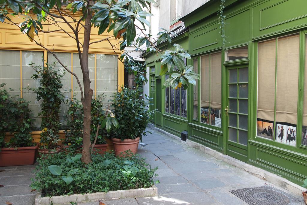 Petit - Oasis In Marais Apartment