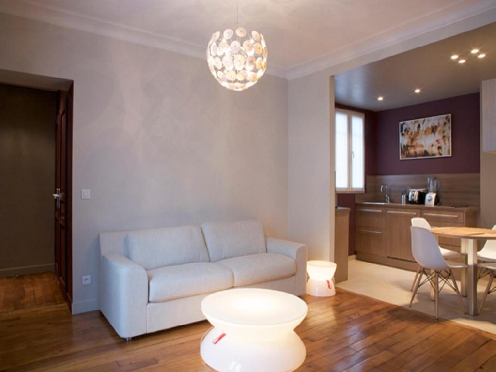 My Flat In - 8th