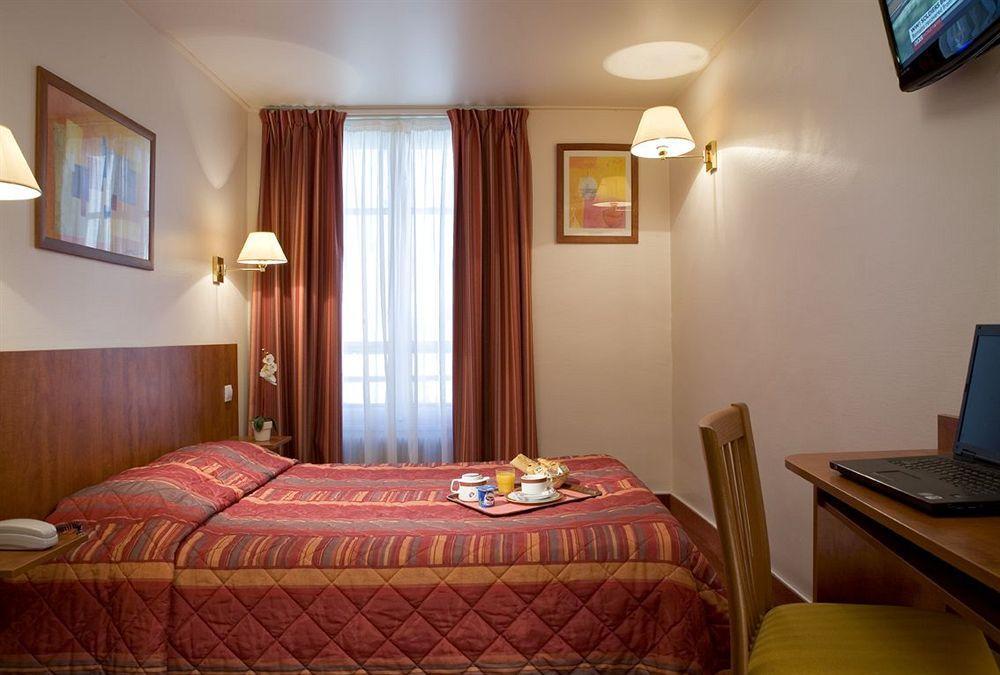 Alyss Saphir Cambronne Eiffel Hotel Paris
